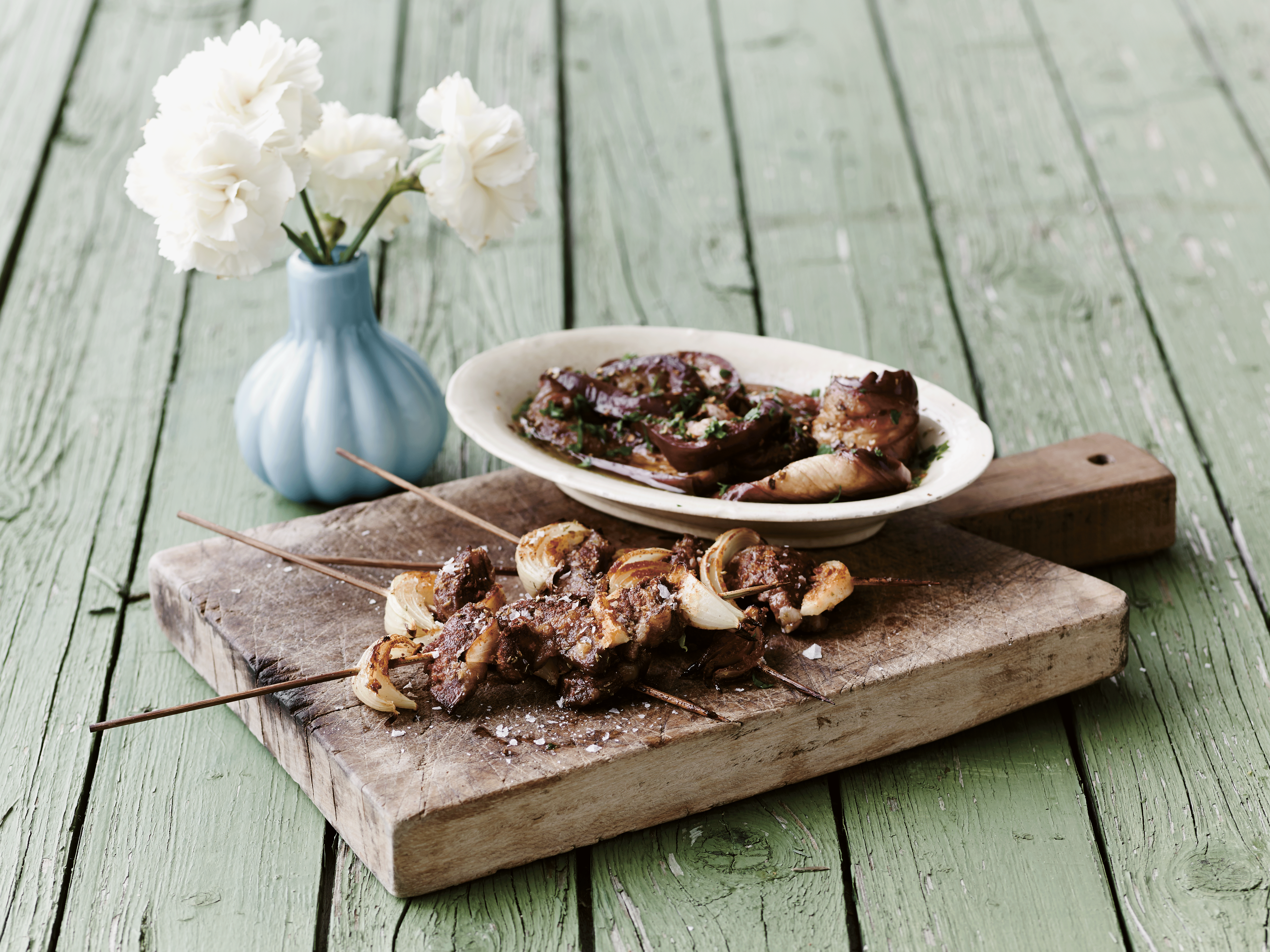 Spicy grillspyd og marinerede auberginer