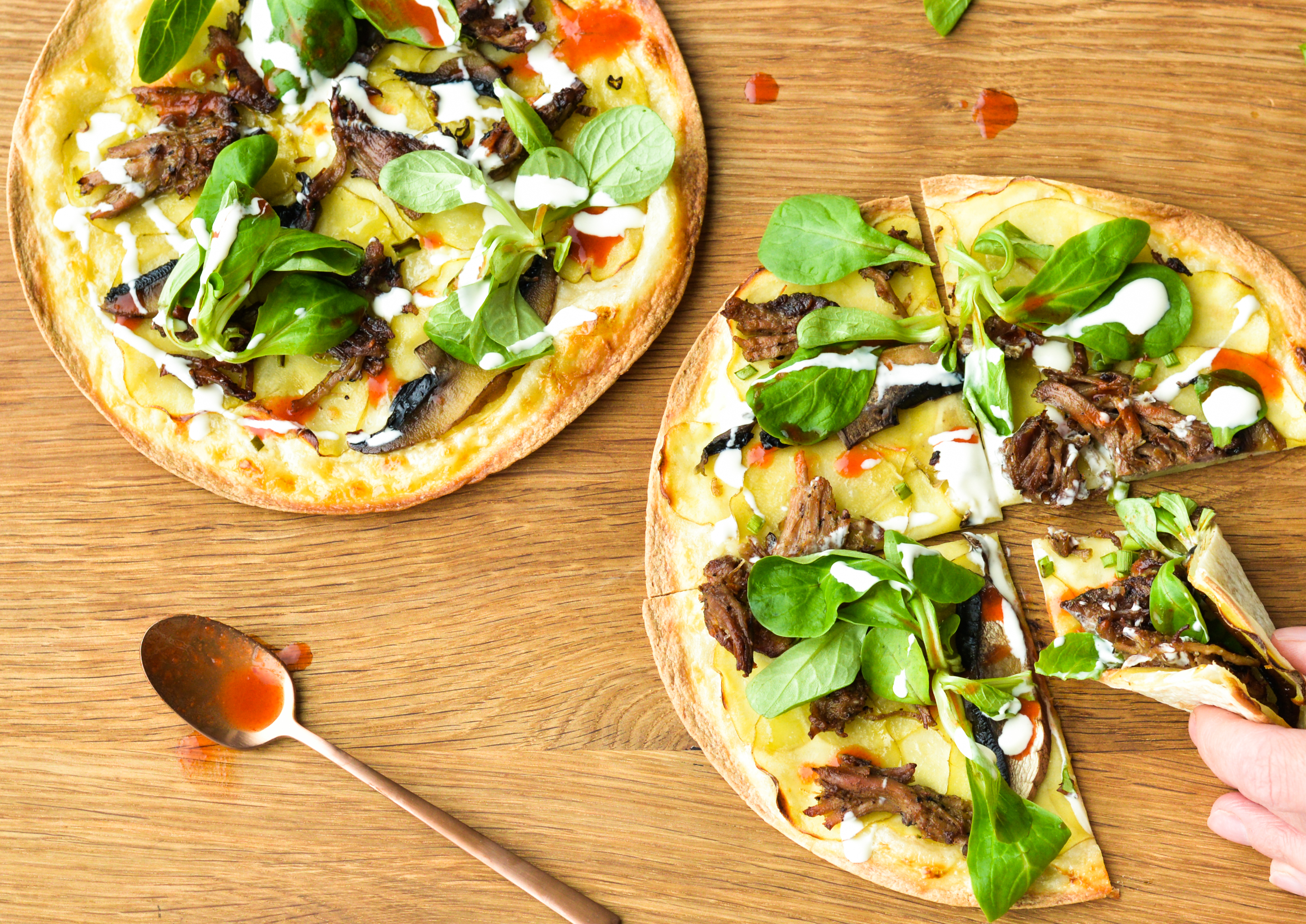 Easy-peasy pizza med kartofler, svampe og pulled pork