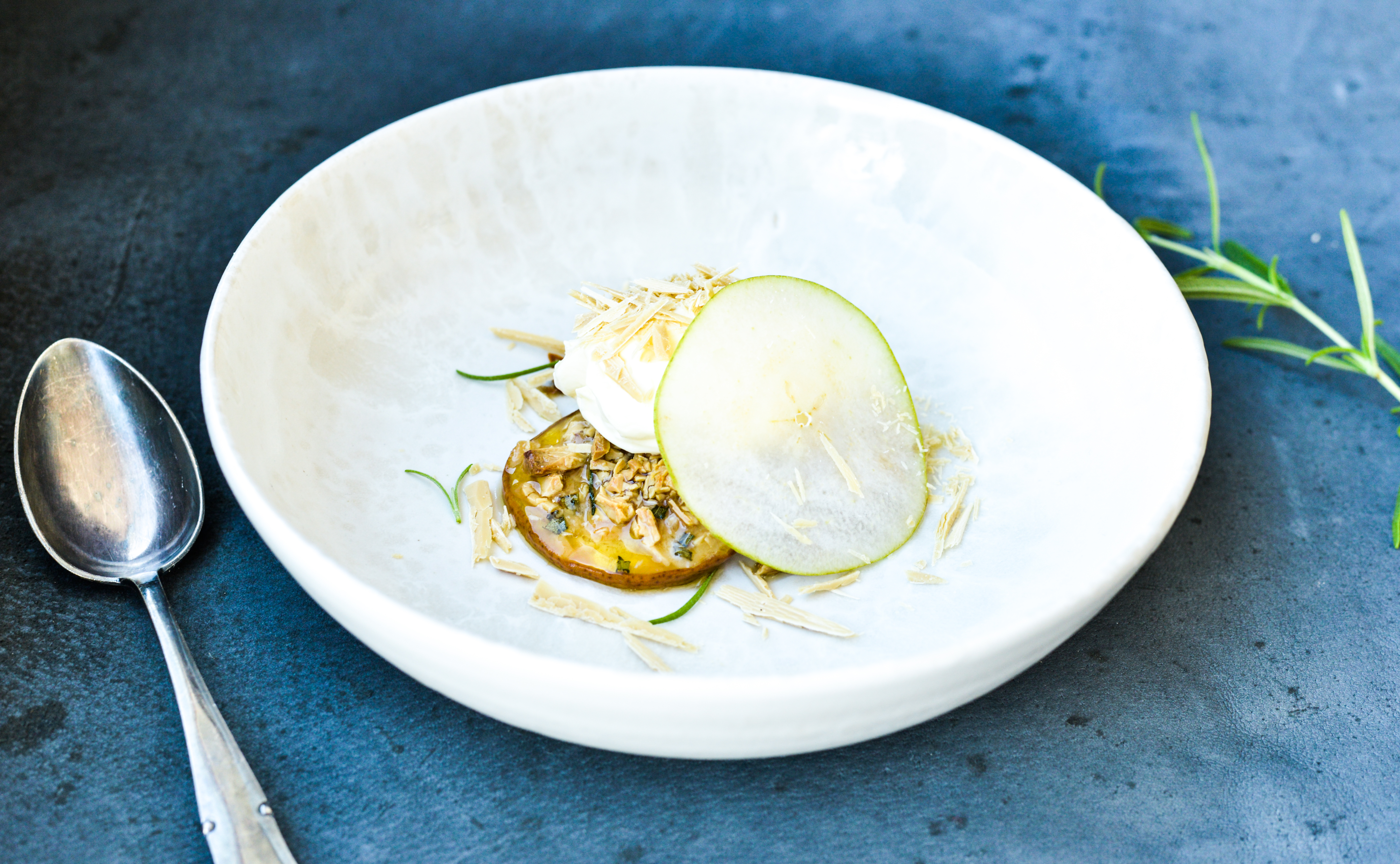 Bagte pærer med rosmarin, hvid chokolade og cremefraiche