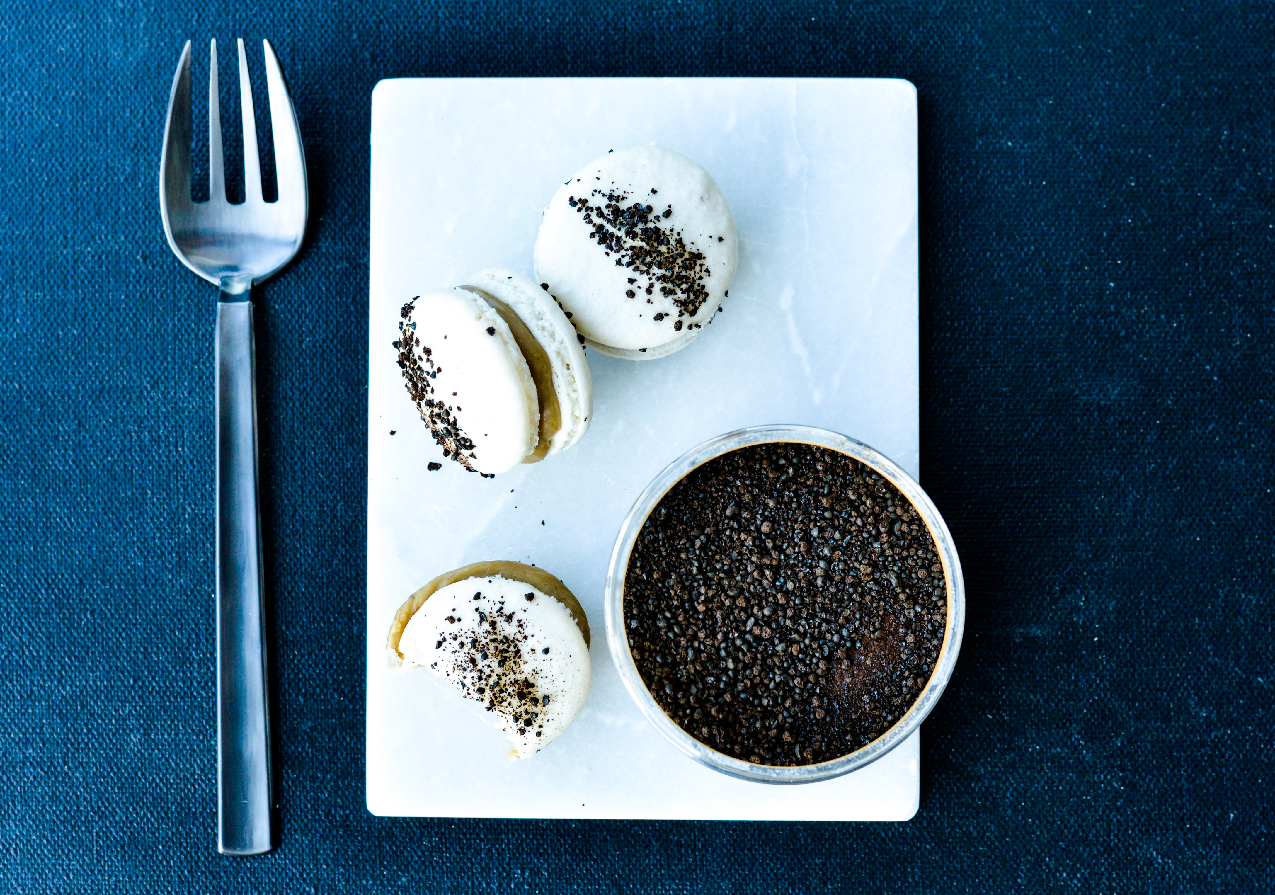 Macarons med lakrids og hvid chokoladecreme