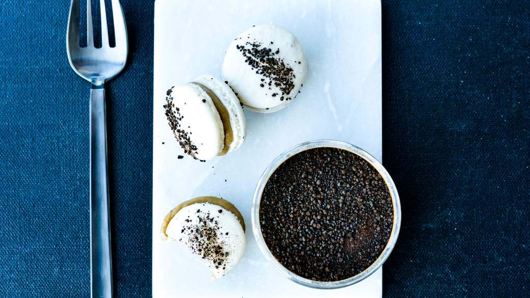 Macarons med lakrids og hvid chokoladecreme