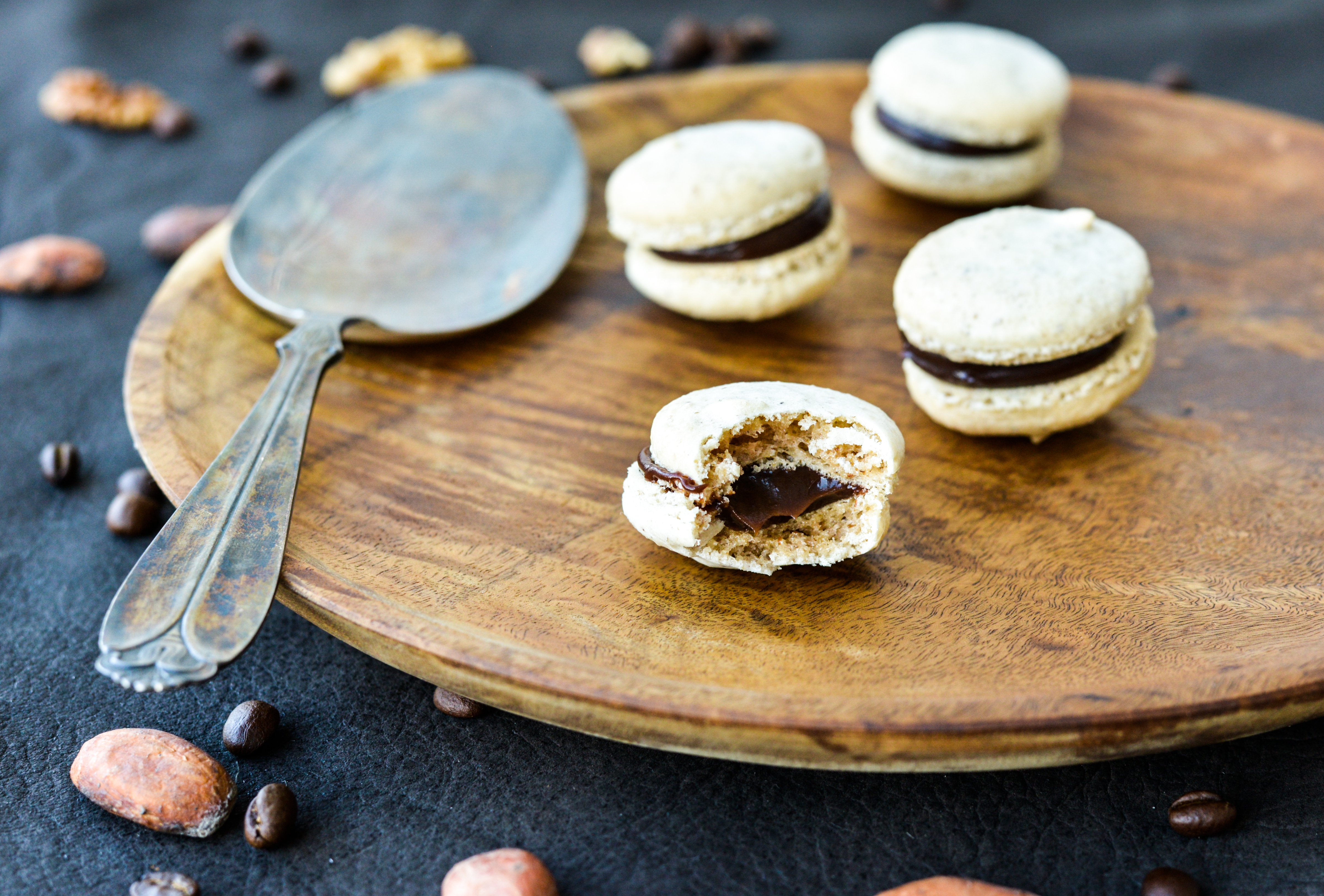 Franske makroner med valnødder og nougatcreme