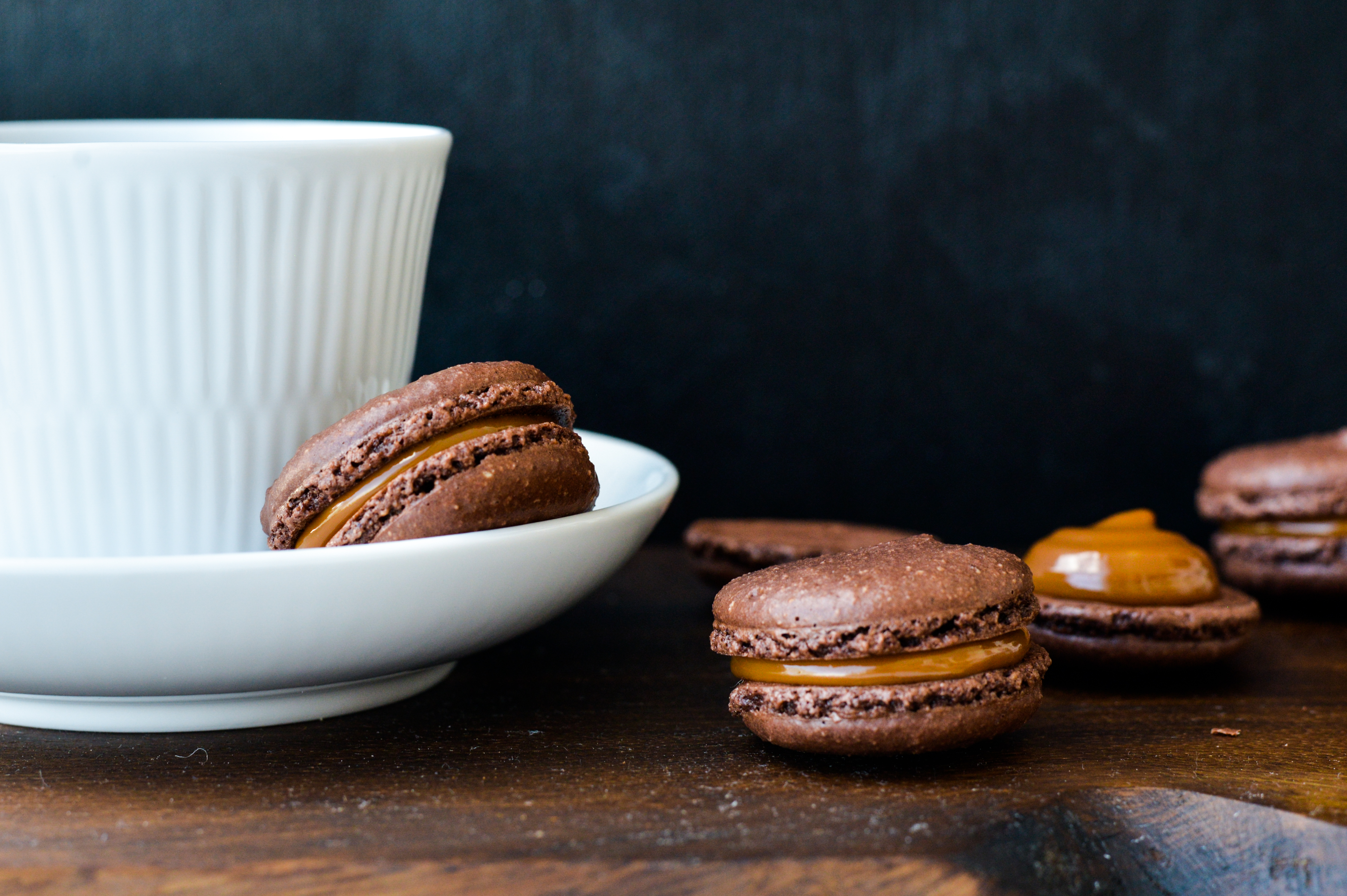 Kakaomacarons med karamelfyld