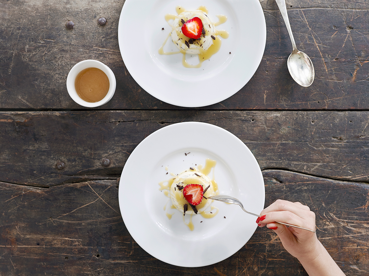 Vaniljeis med mørk chokolade og letsaltet æblekaramelsauce