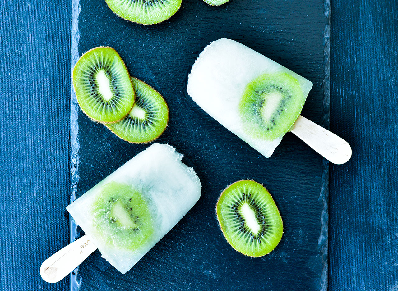 Saftevandsis med hyldeblomst og kiwi