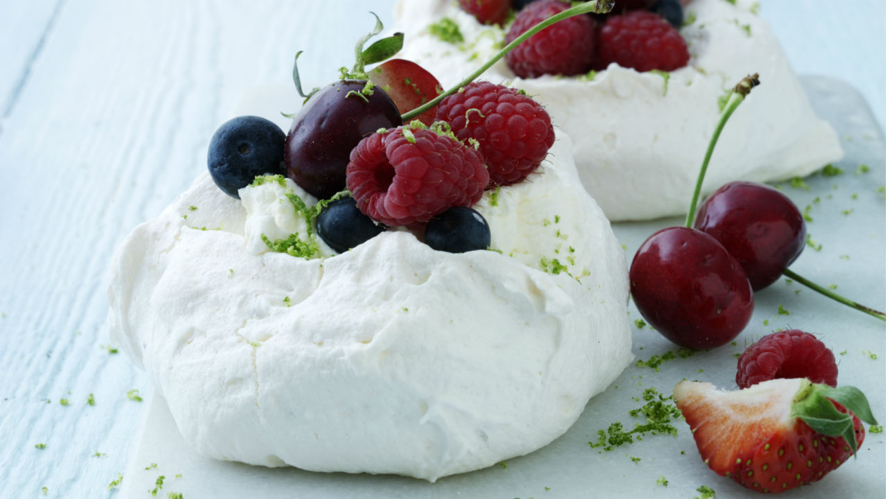 Pavlova med fennikel & røde bær