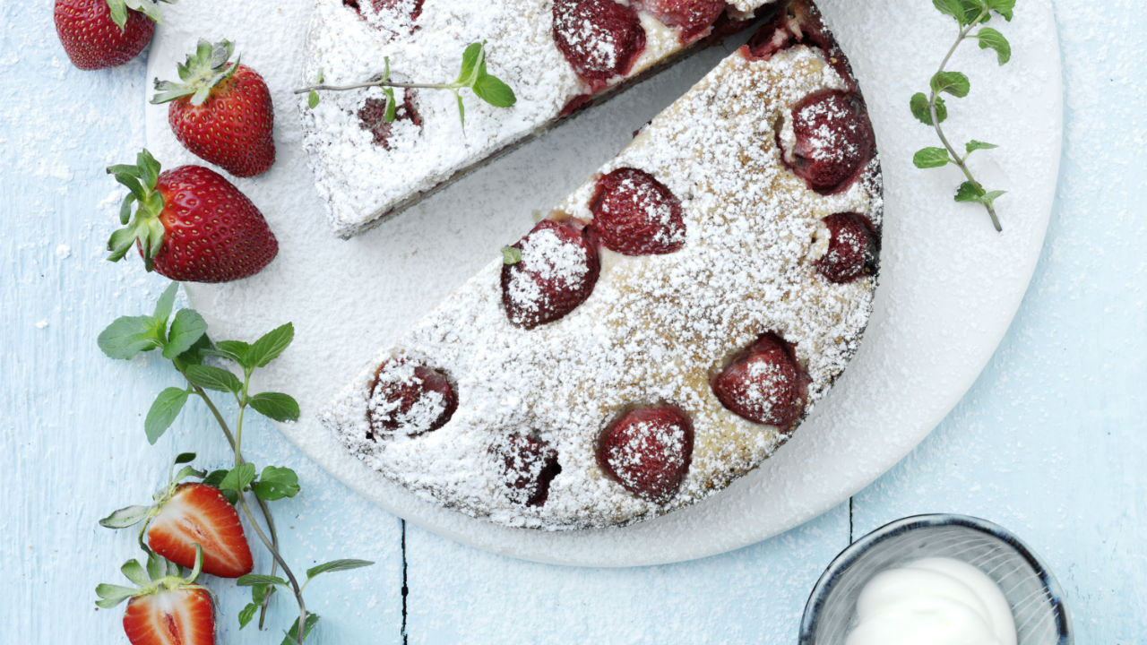 Jordbærkage med mandler