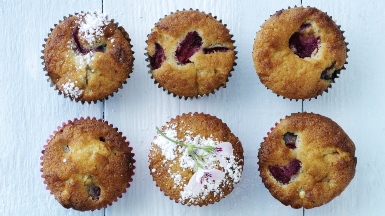 Muffins med kirsebær og hvid chokolade