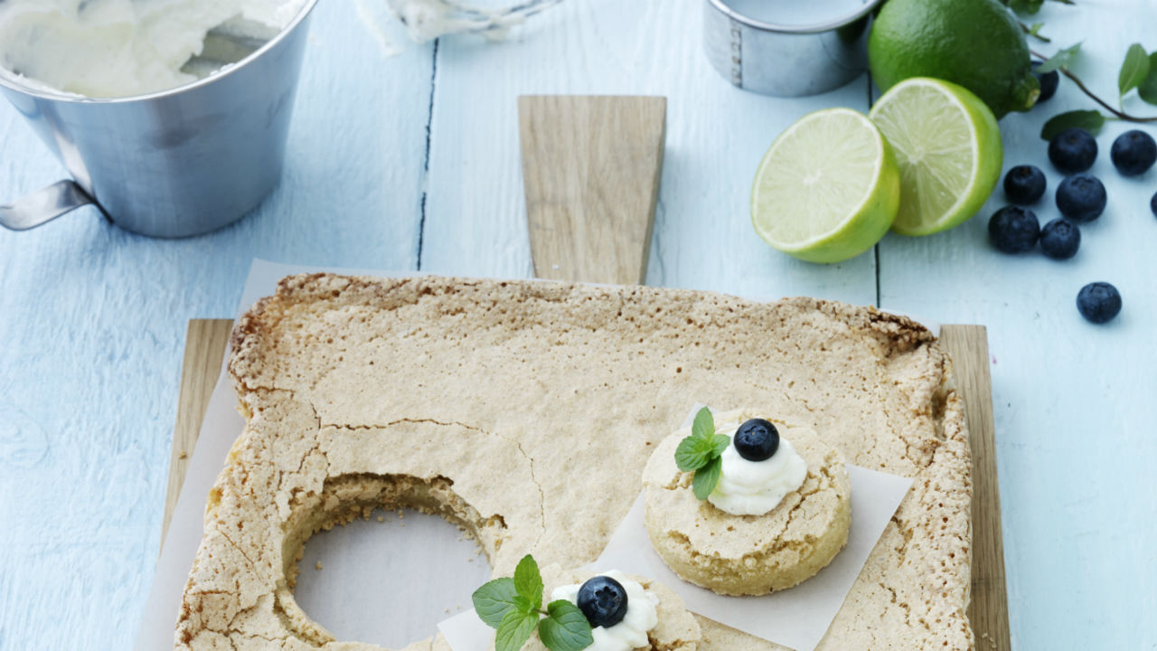 Mandelkage med kanelcreme og bær