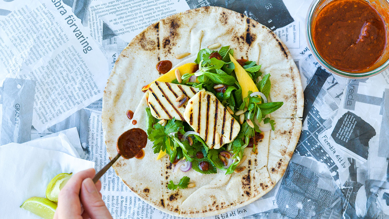 Wraps med grillet halloumi, mango og chiliolie