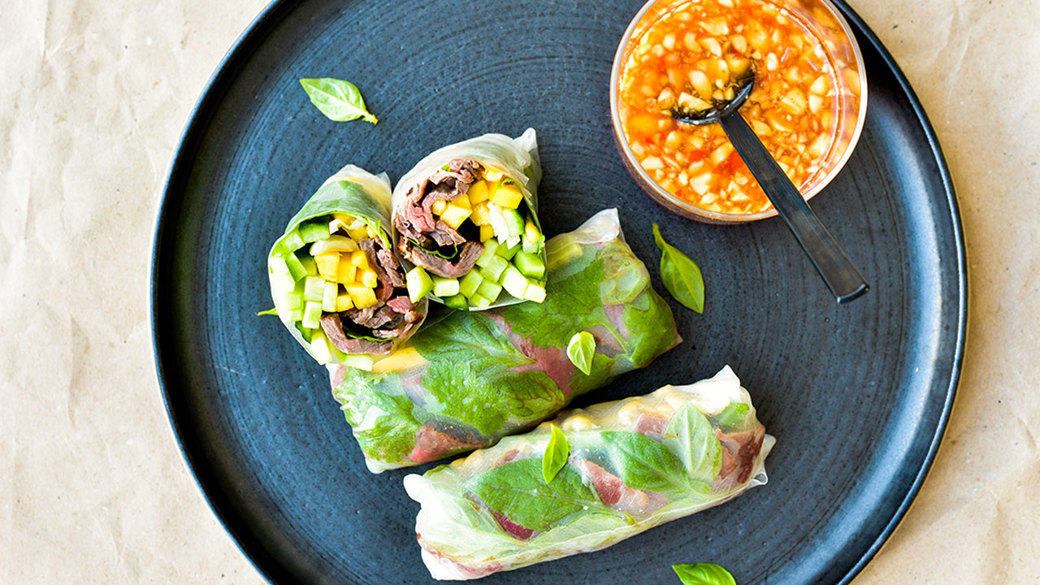 Friske forårsruller med oksekød og grønt