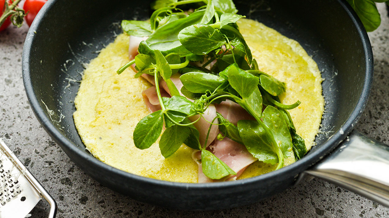 Æggewraps med ost, skinke og sennepssalat