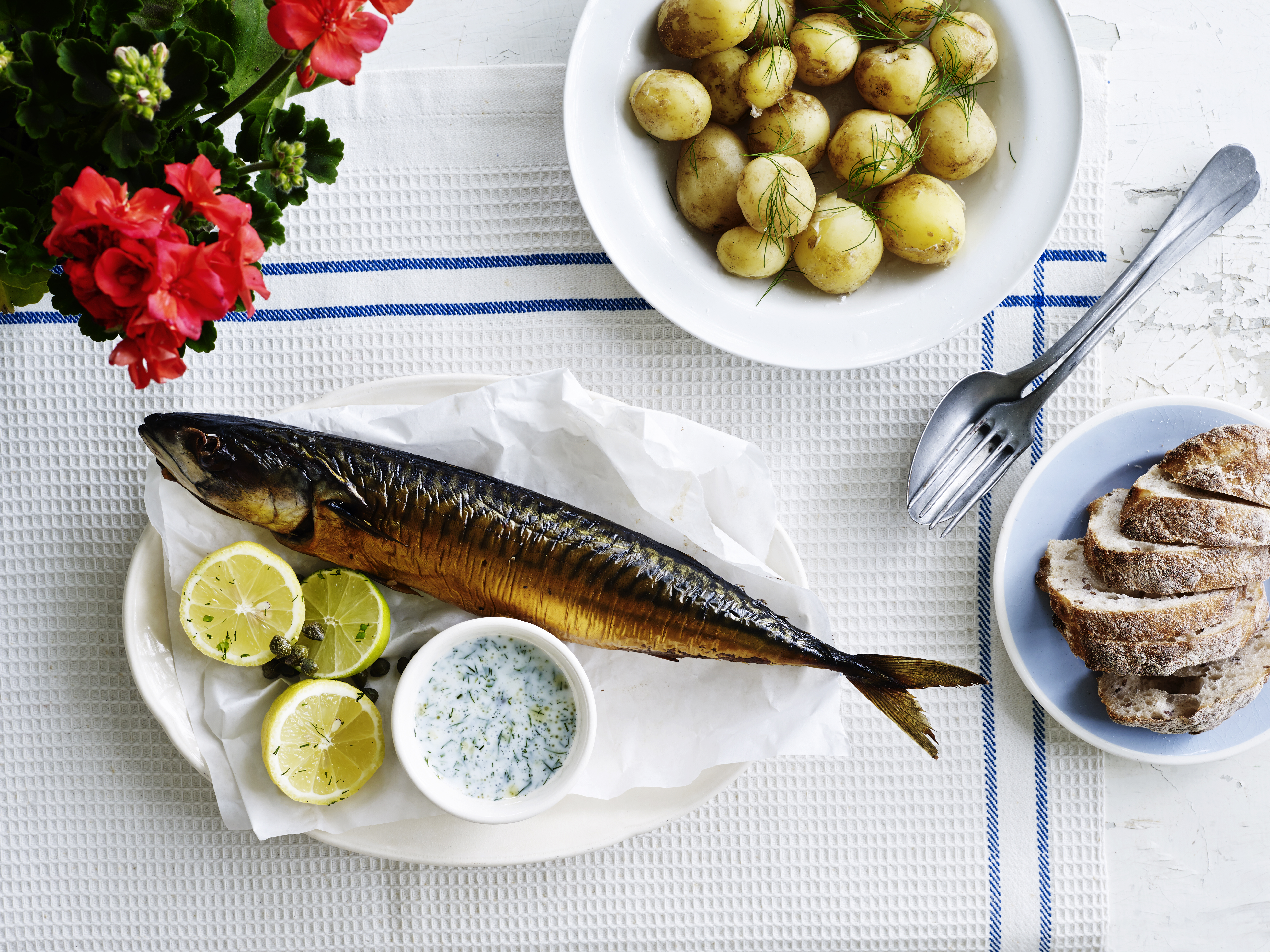 Røget fisk med kærnemælksdressing