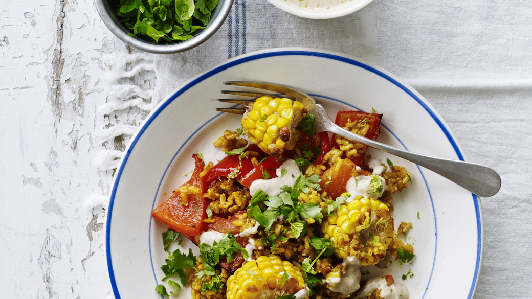 Grøntsagspaella med sesamyoghurt