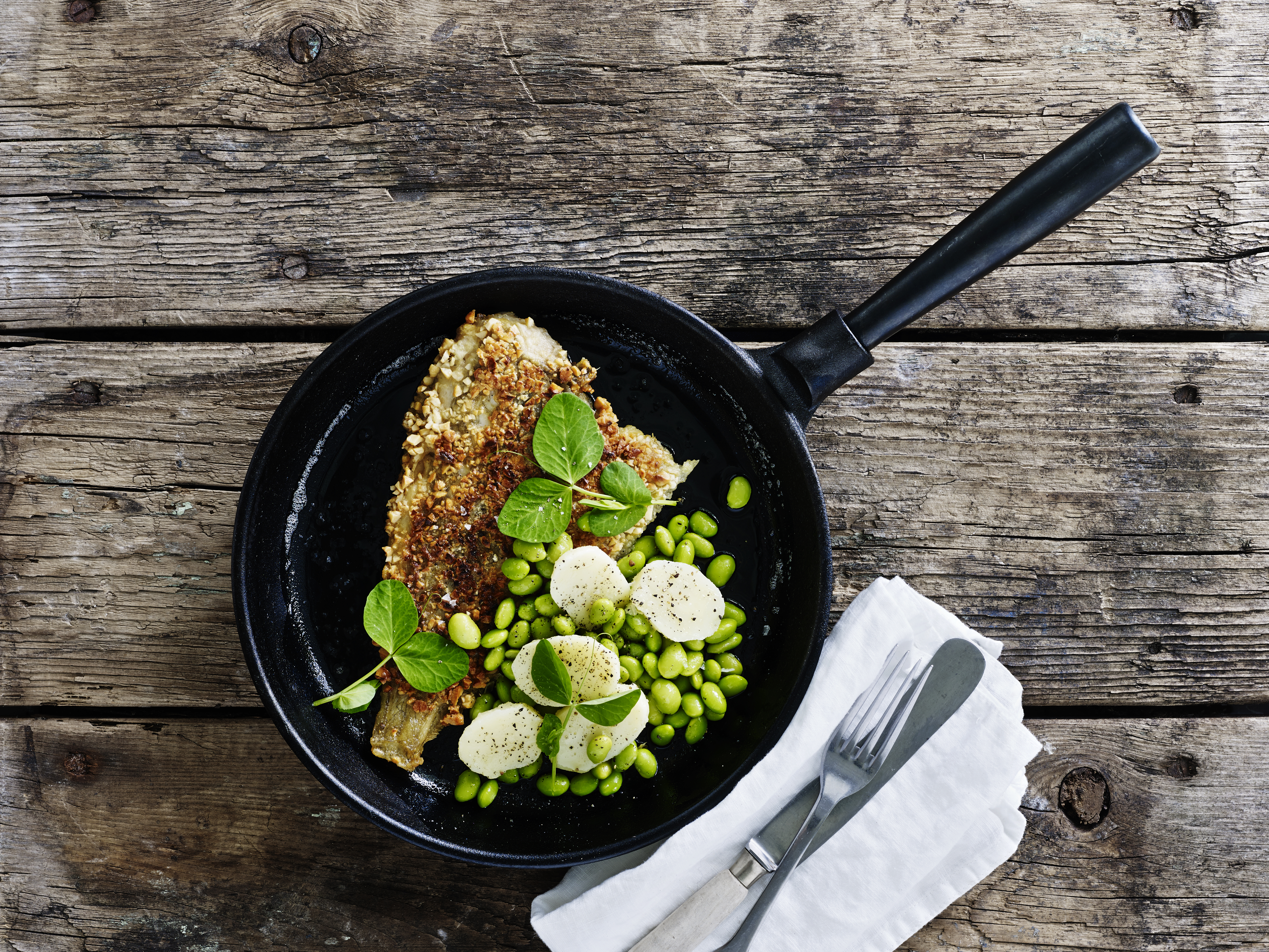 Nøddepaneret rødspætte med kartoffel og edamamesalat