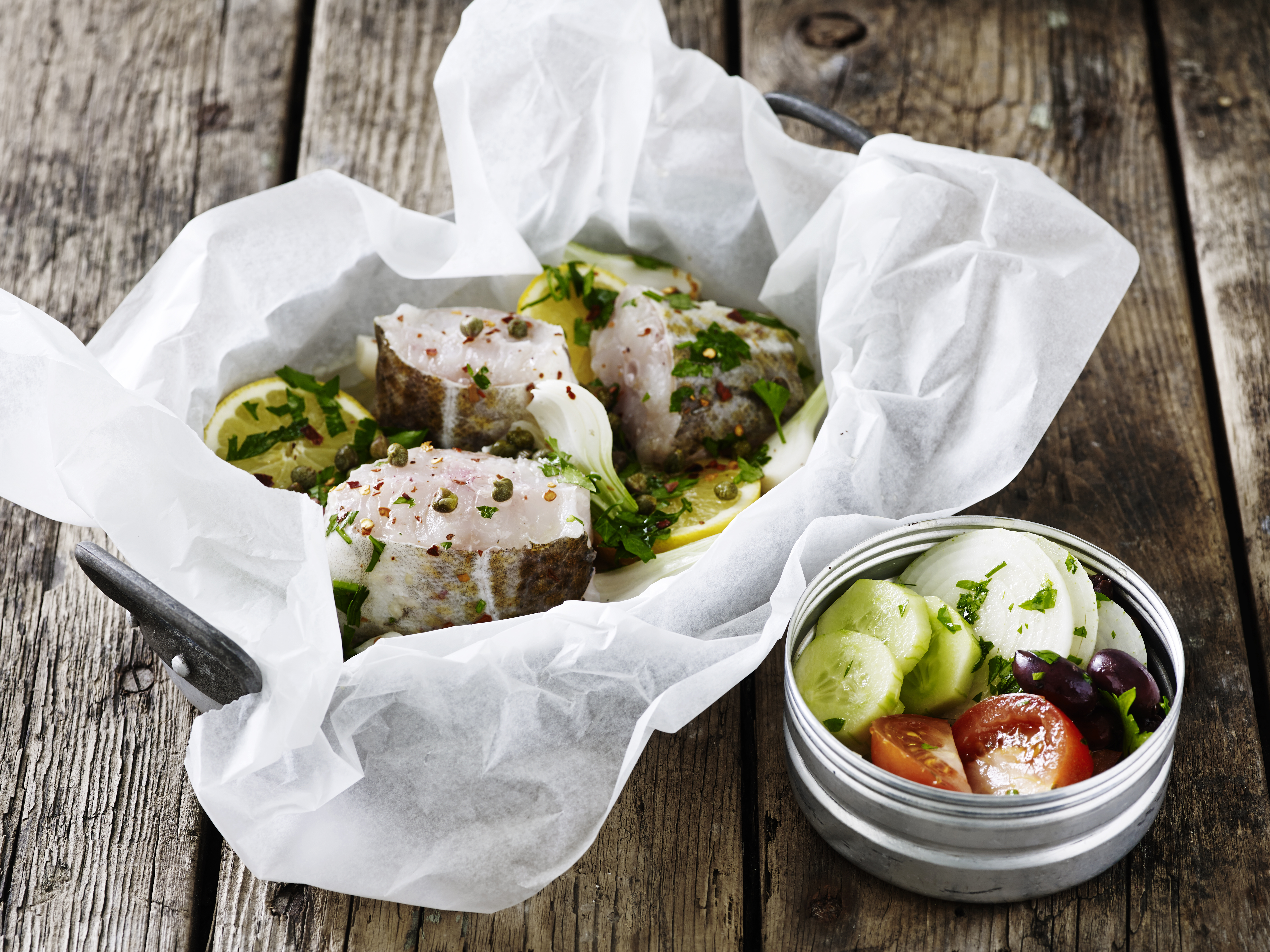 Torsk i pakke med græsk salat 