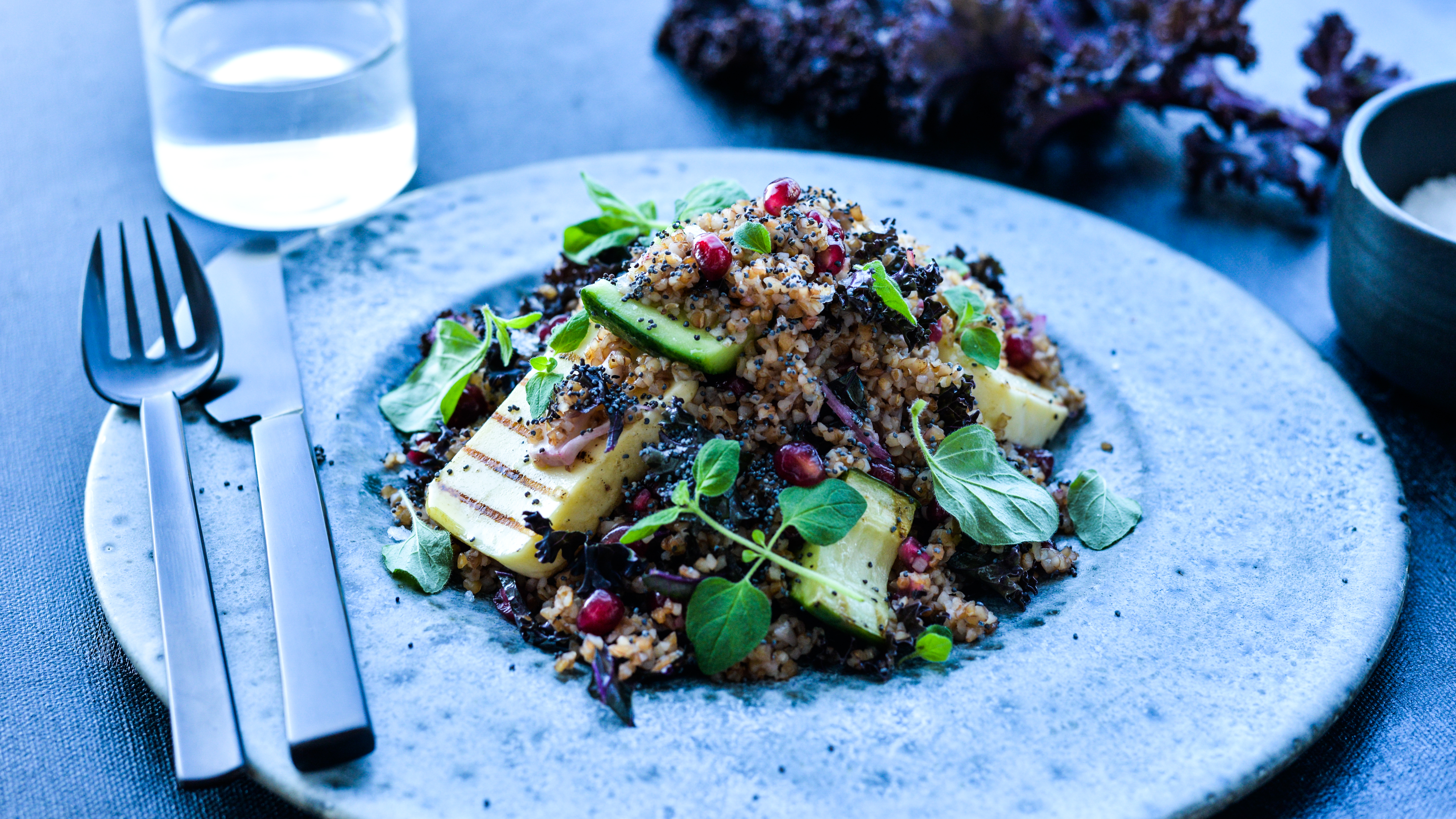 Stegt halloumi & couscoussalat med granatæble, agurk og rødløg