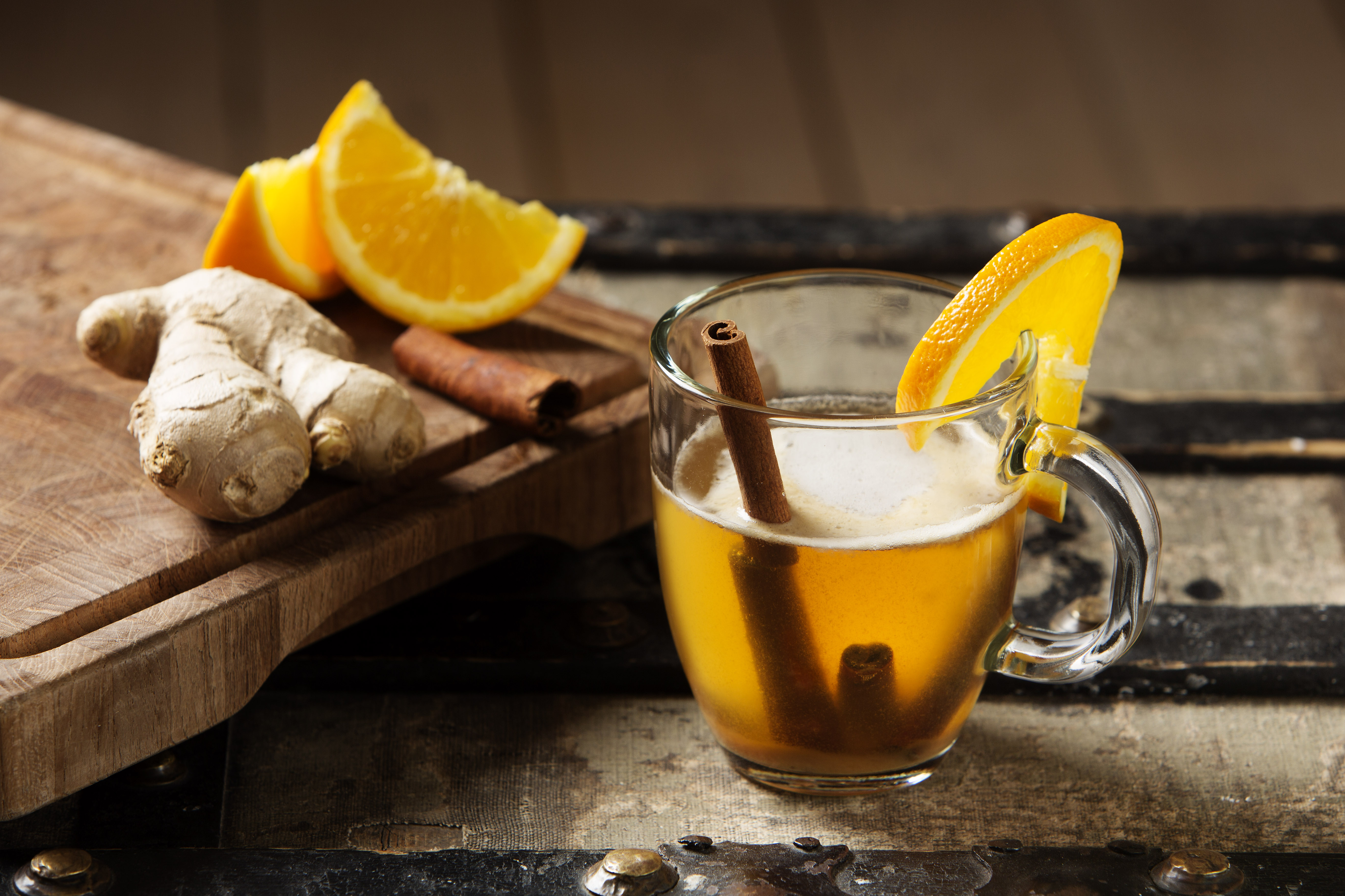 Varm øl og whisky-cocktail