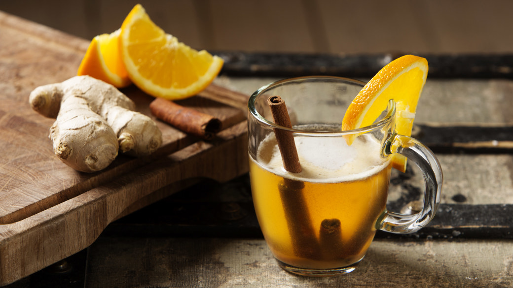 Varm øl og whisky-cocktail