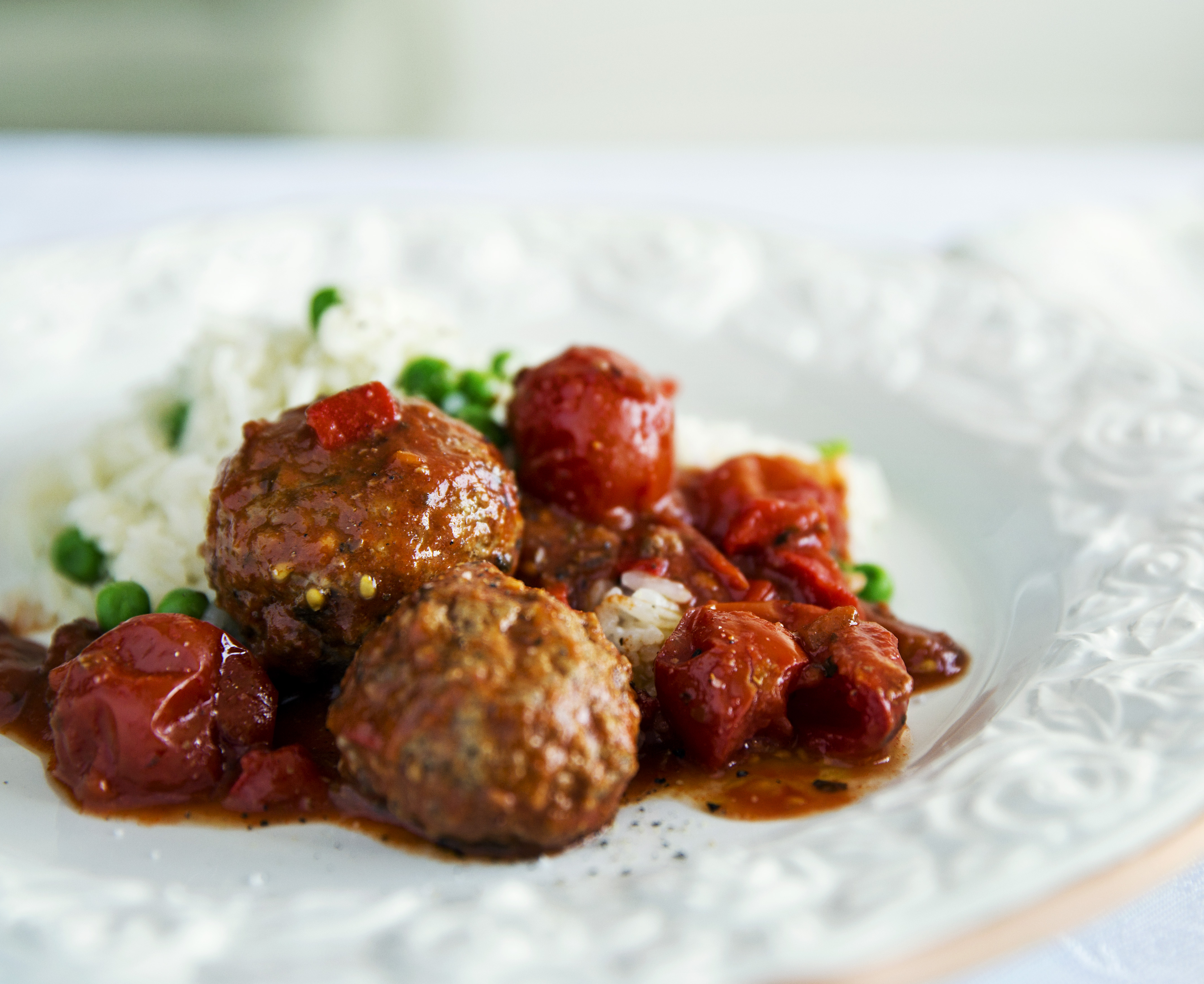 Köfte i tomat med ris og ærter