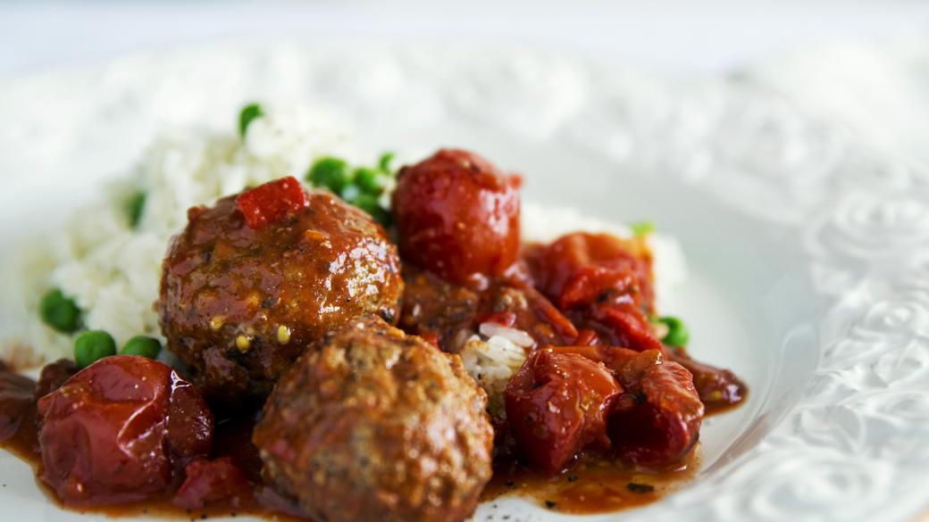 Köfte i tomat med ris og ærter