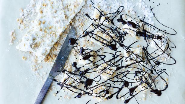 Skumfiduser med saltede peanuts og mørk chokolade