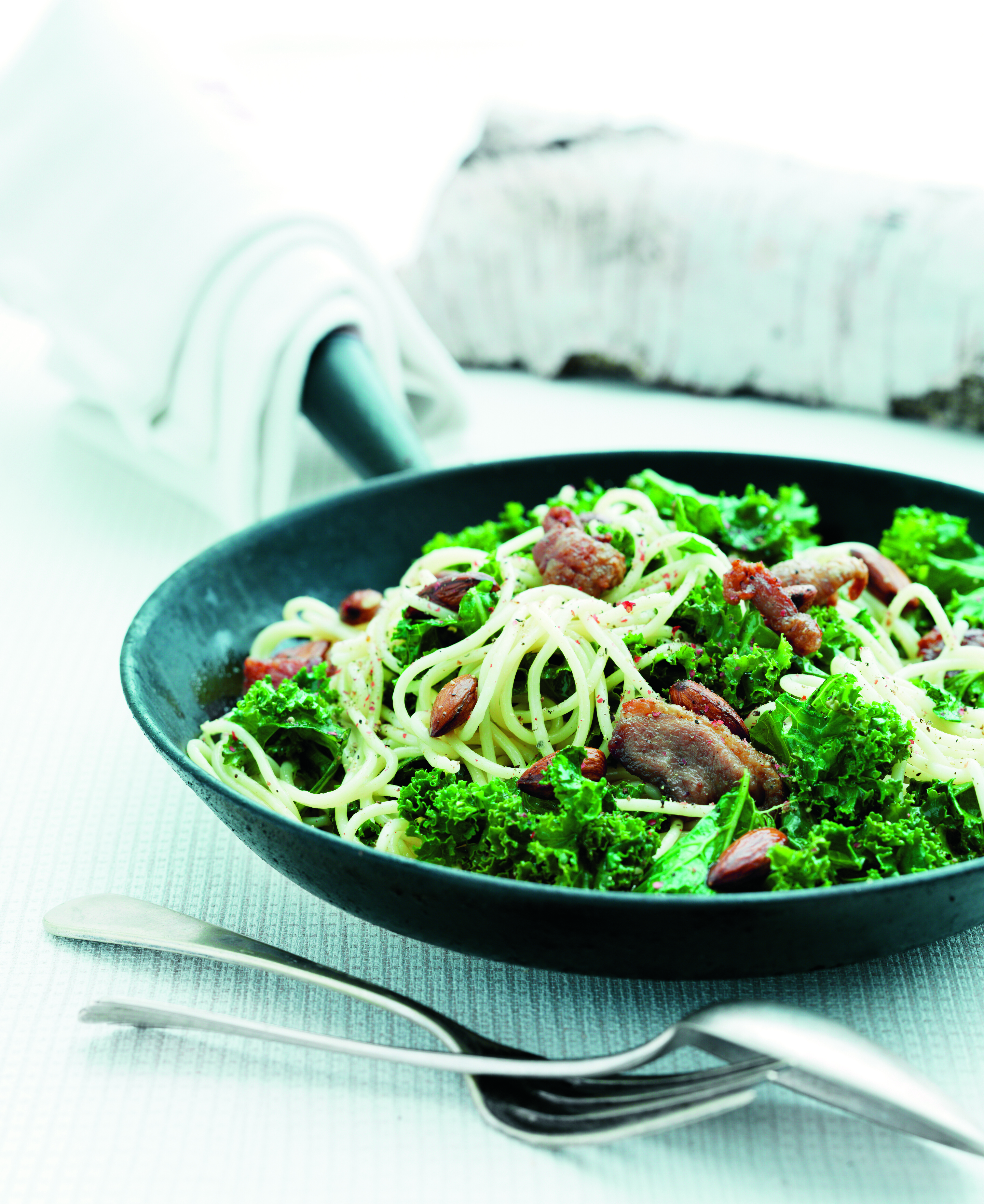 Grønkål og pasta med sprød and og mandler