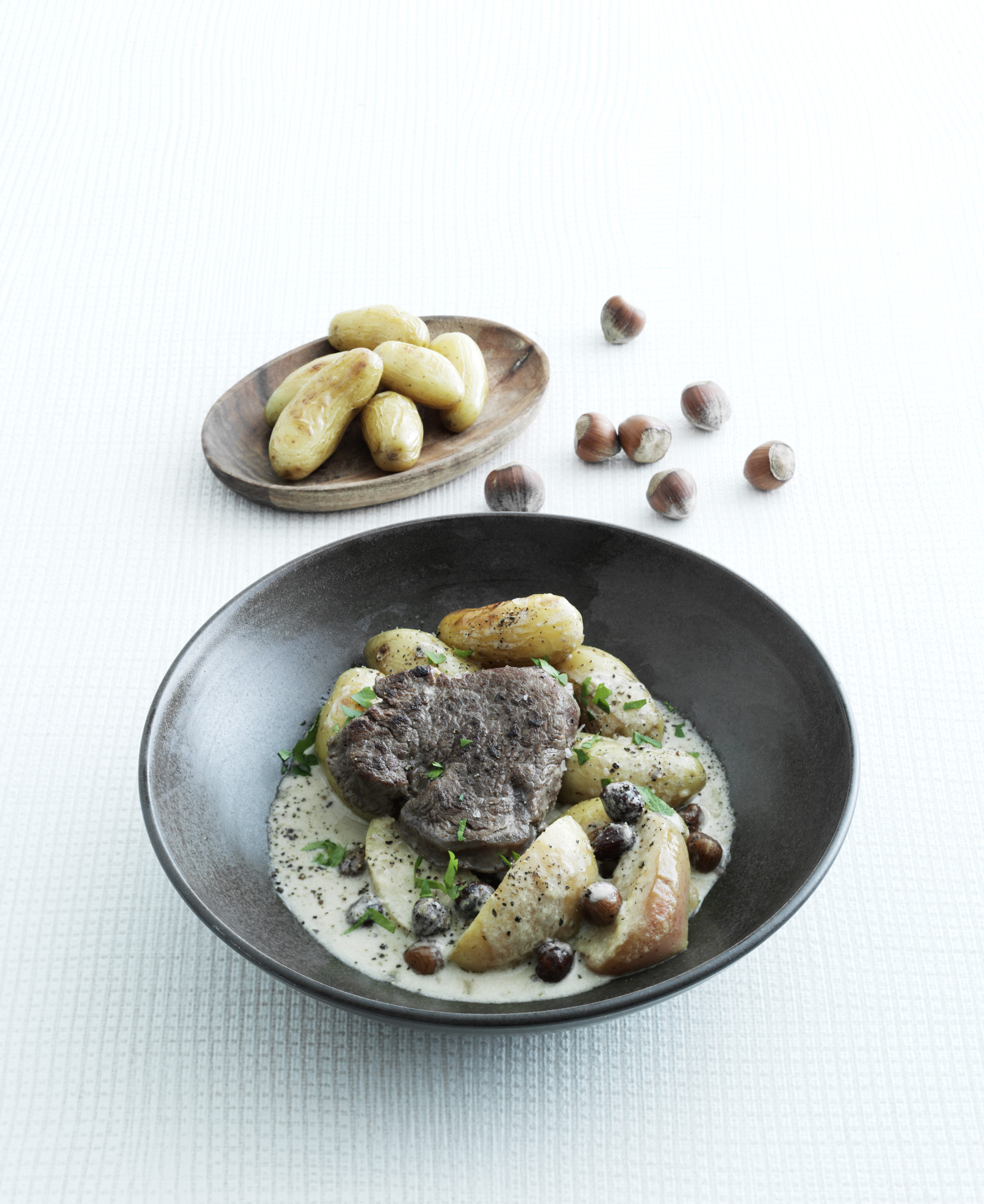 Kalvemørbrad med hasselnødder og æbler i flødesauce