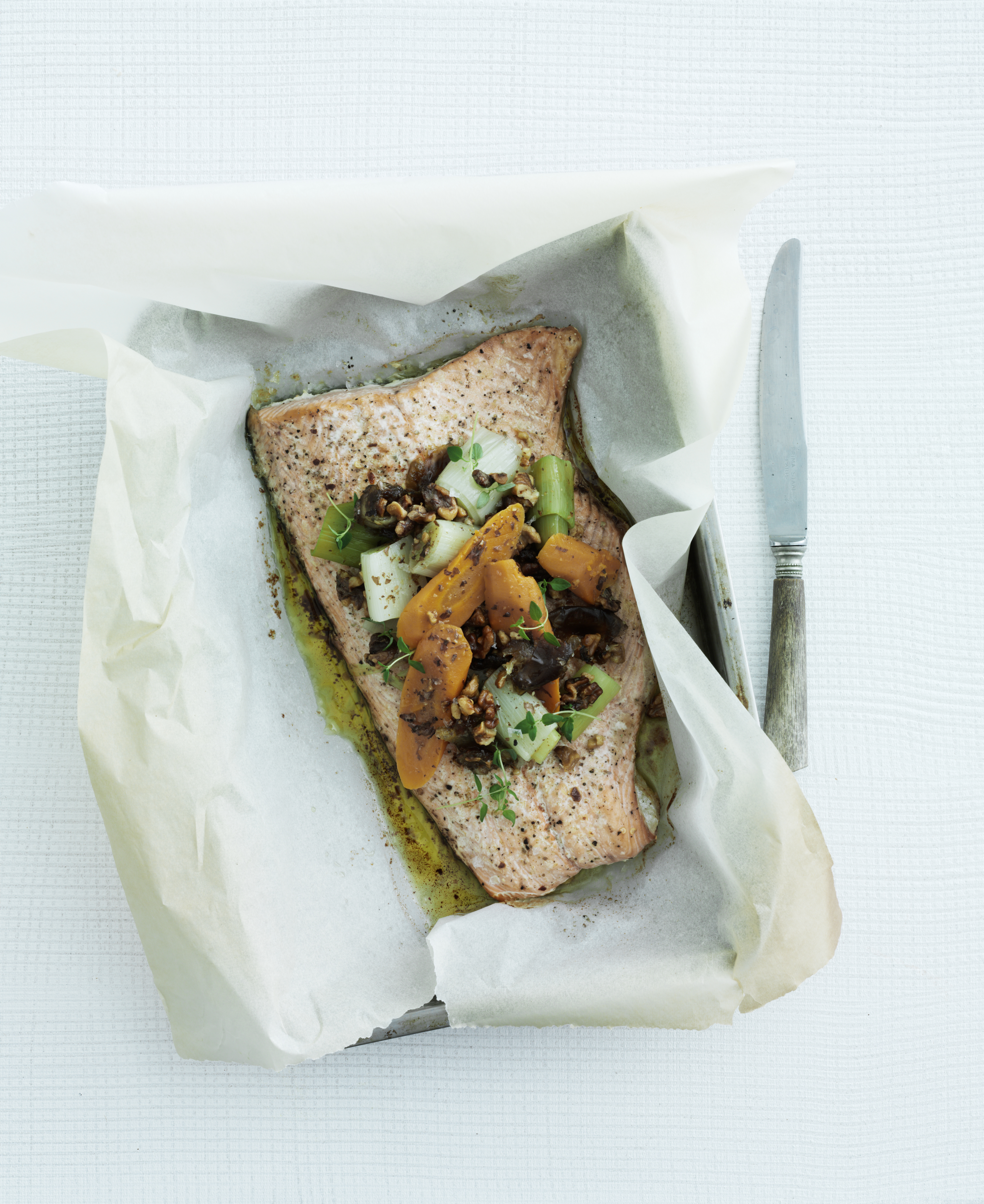 Ovnbagt laks med grøntsager og valnødder