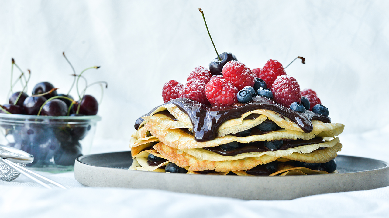 Pandekagetårn med chokolade og friske bær
