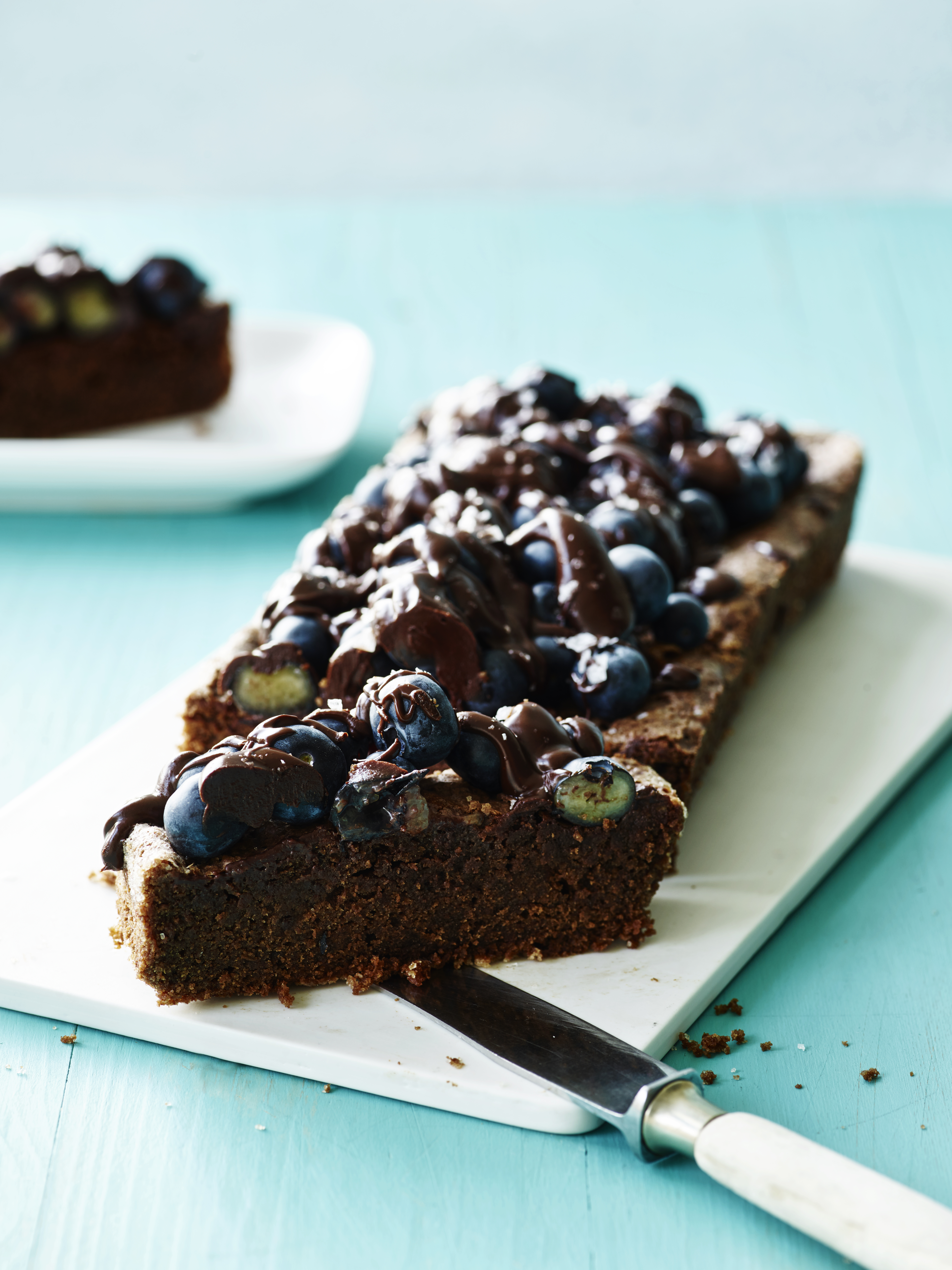 Chokoladekage med bær og saltdrys