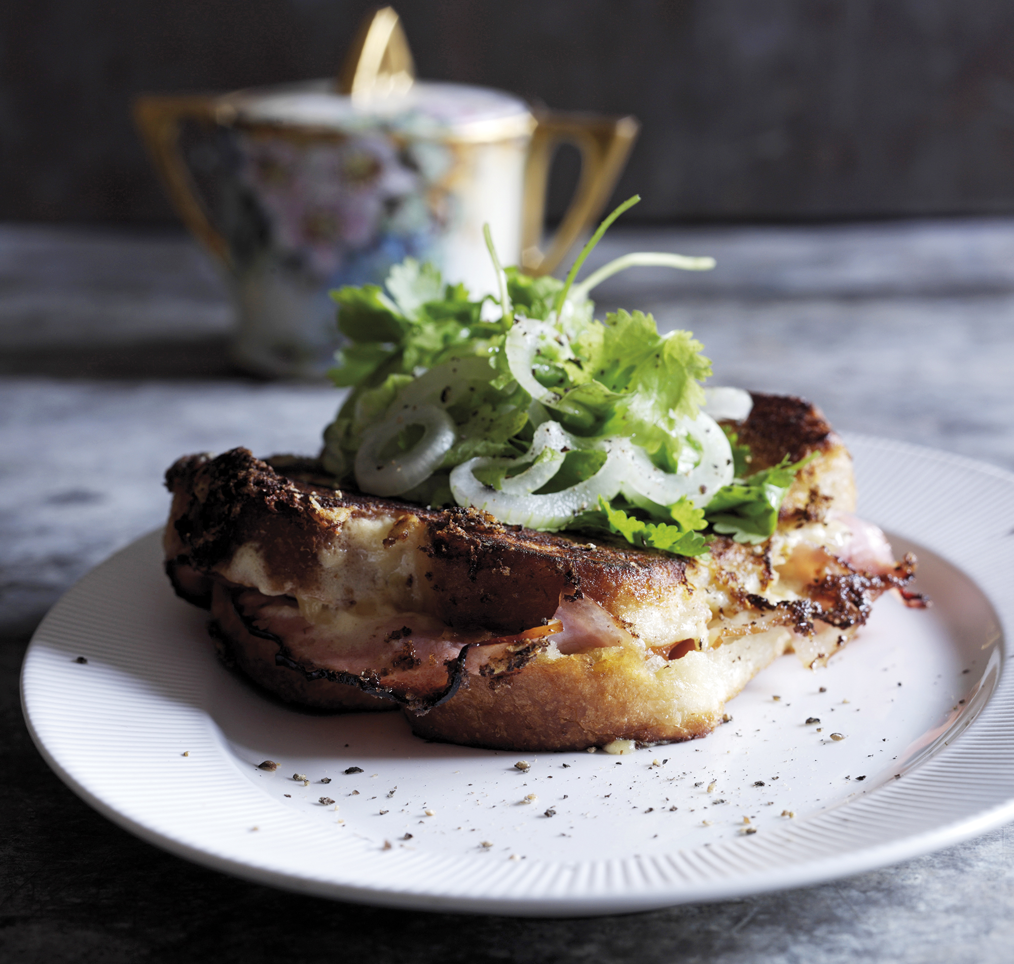 Croque monsieur med løg og koriander salat
