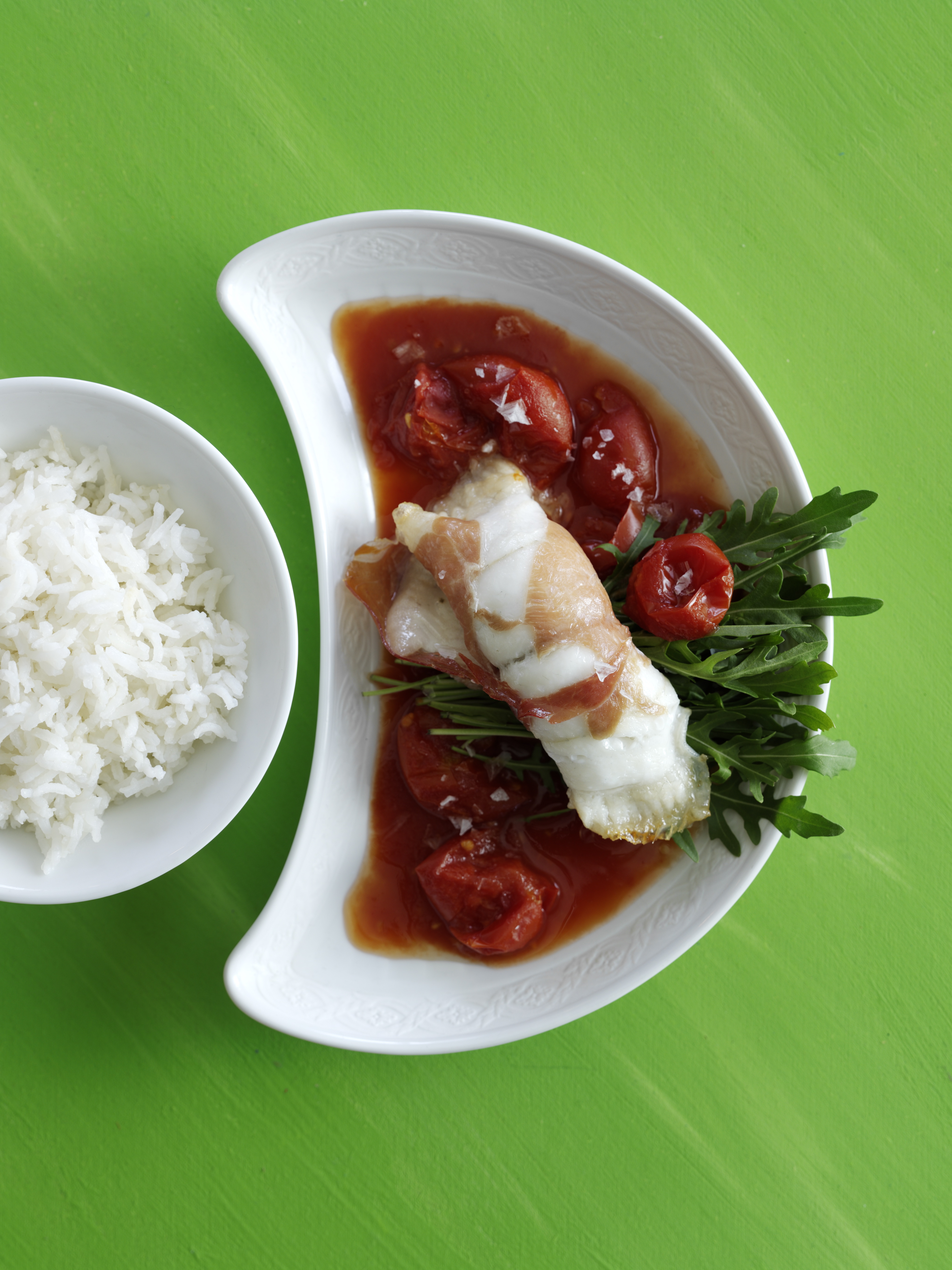 Fiske- og serranoruller med tomatsauce