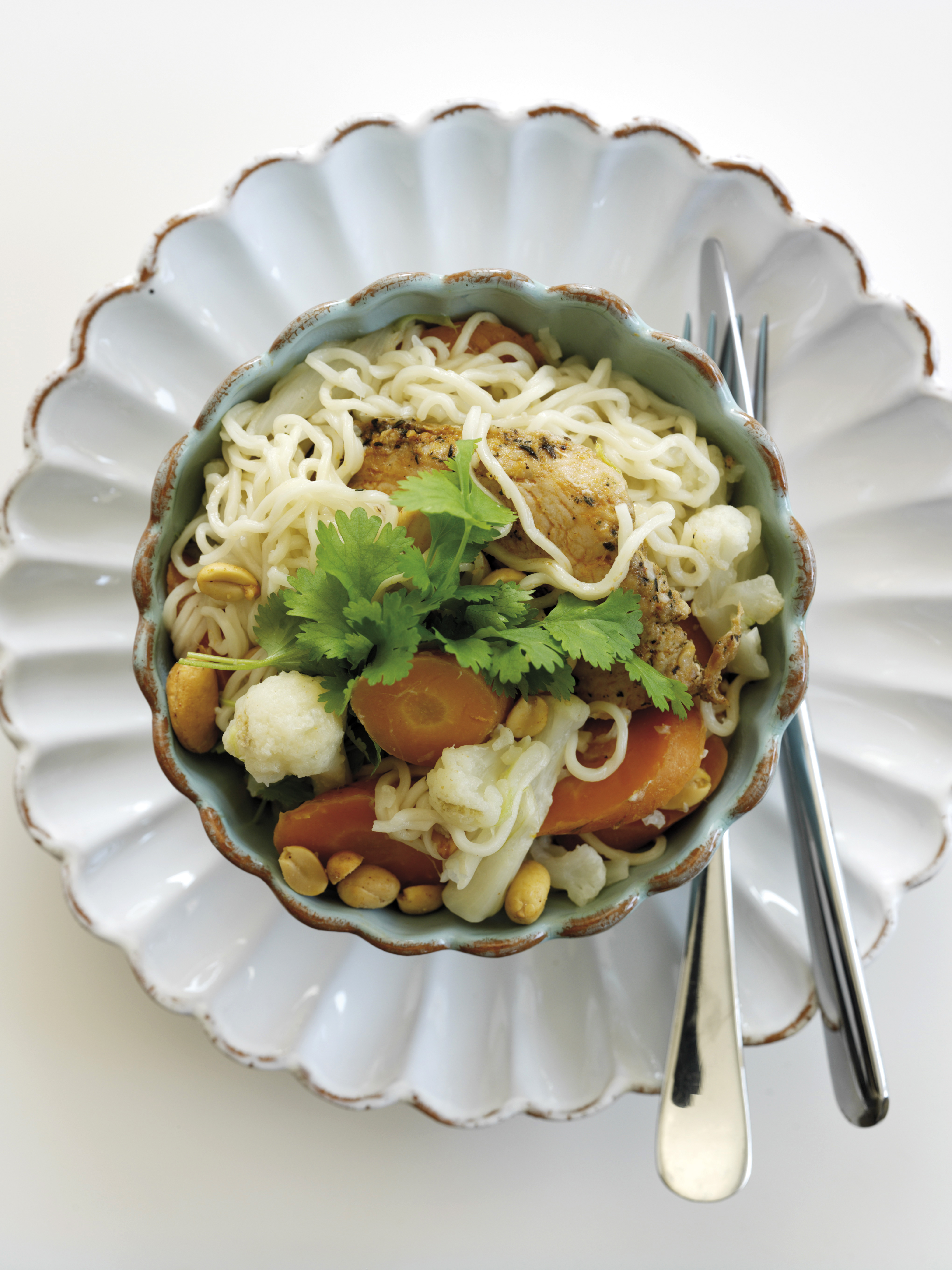 Nemme nudler med skinkekød, grøntsager og nødder