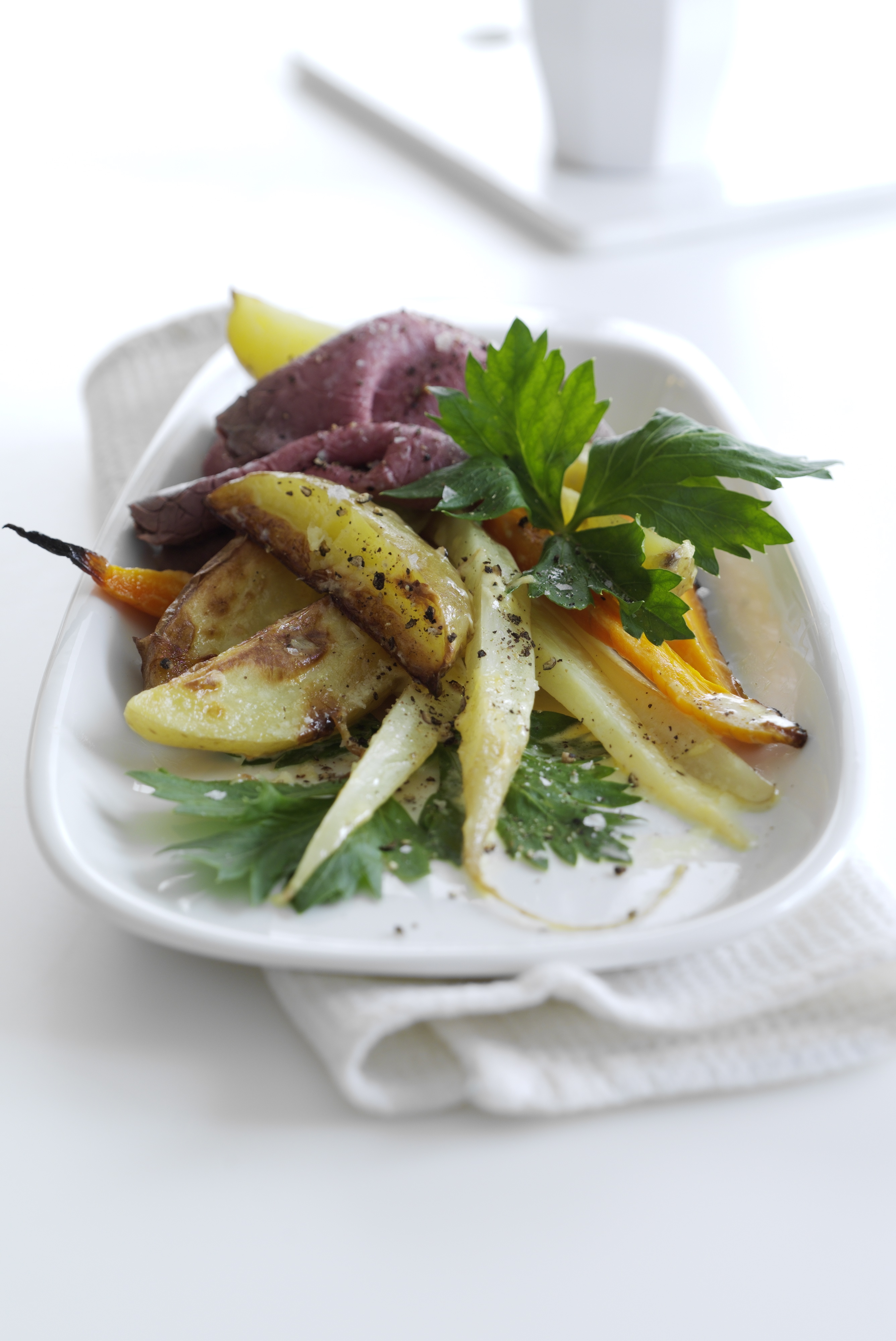 Ovnstegt roastbeef med rodfrugtfad