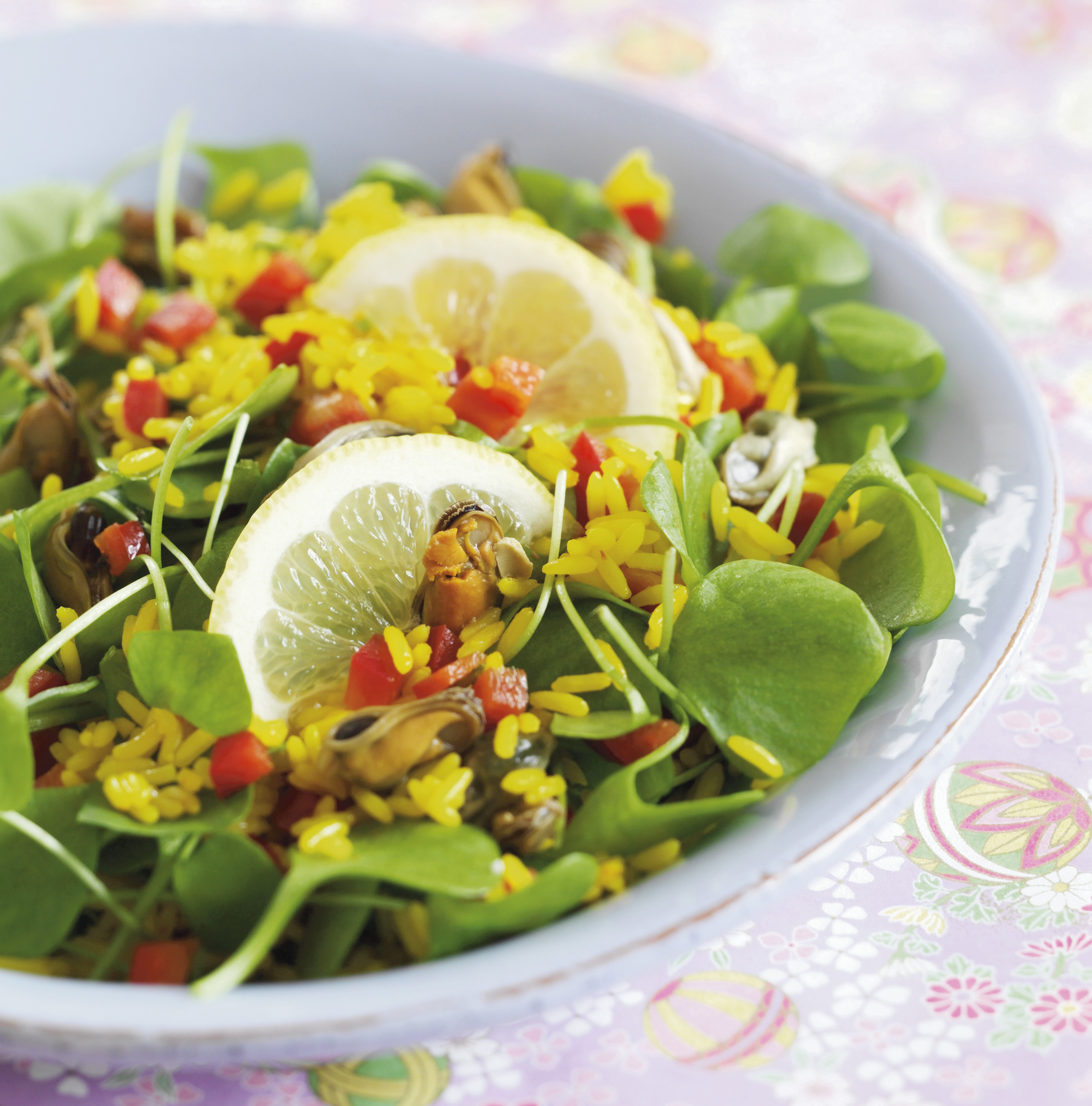 Safranris med salat og muslinger