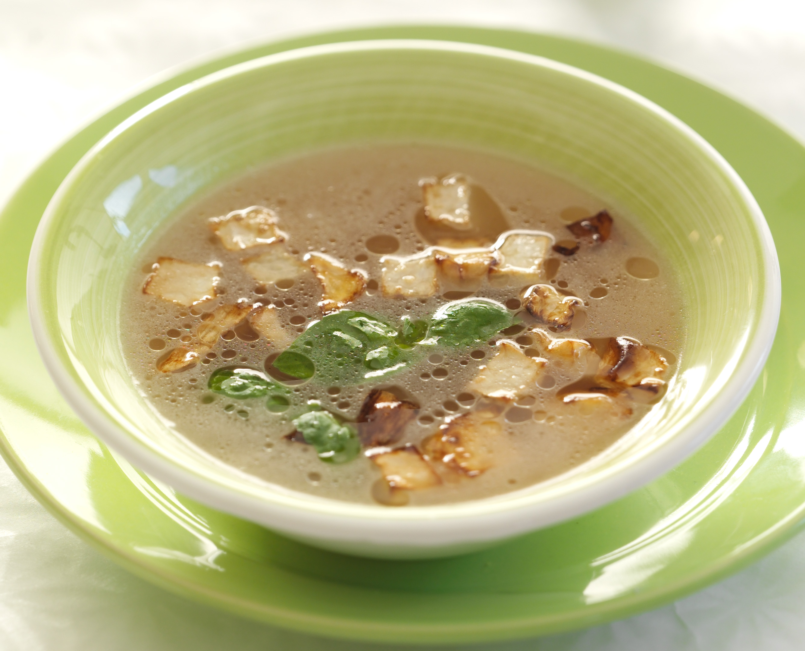 Oksekødssuppe med sprød selleri og kikærter