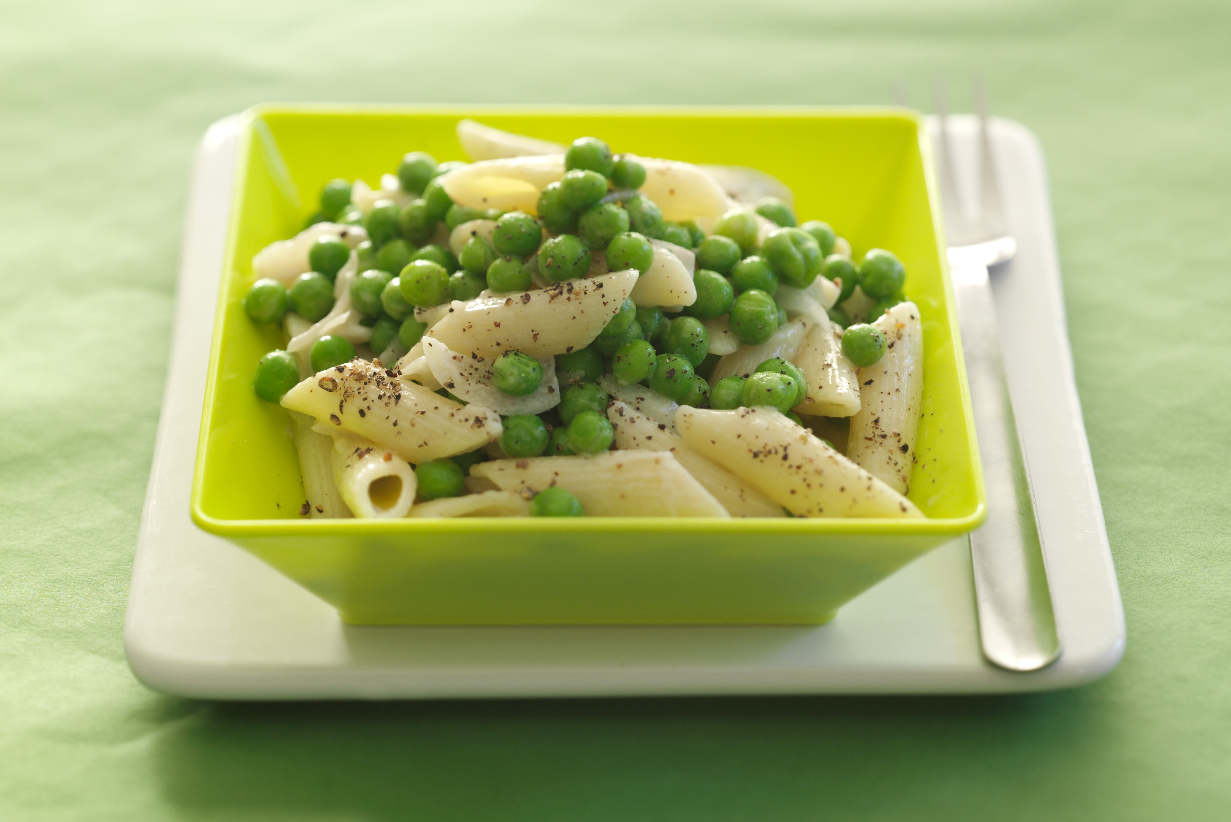 Pasta med ærter i cremet sauce