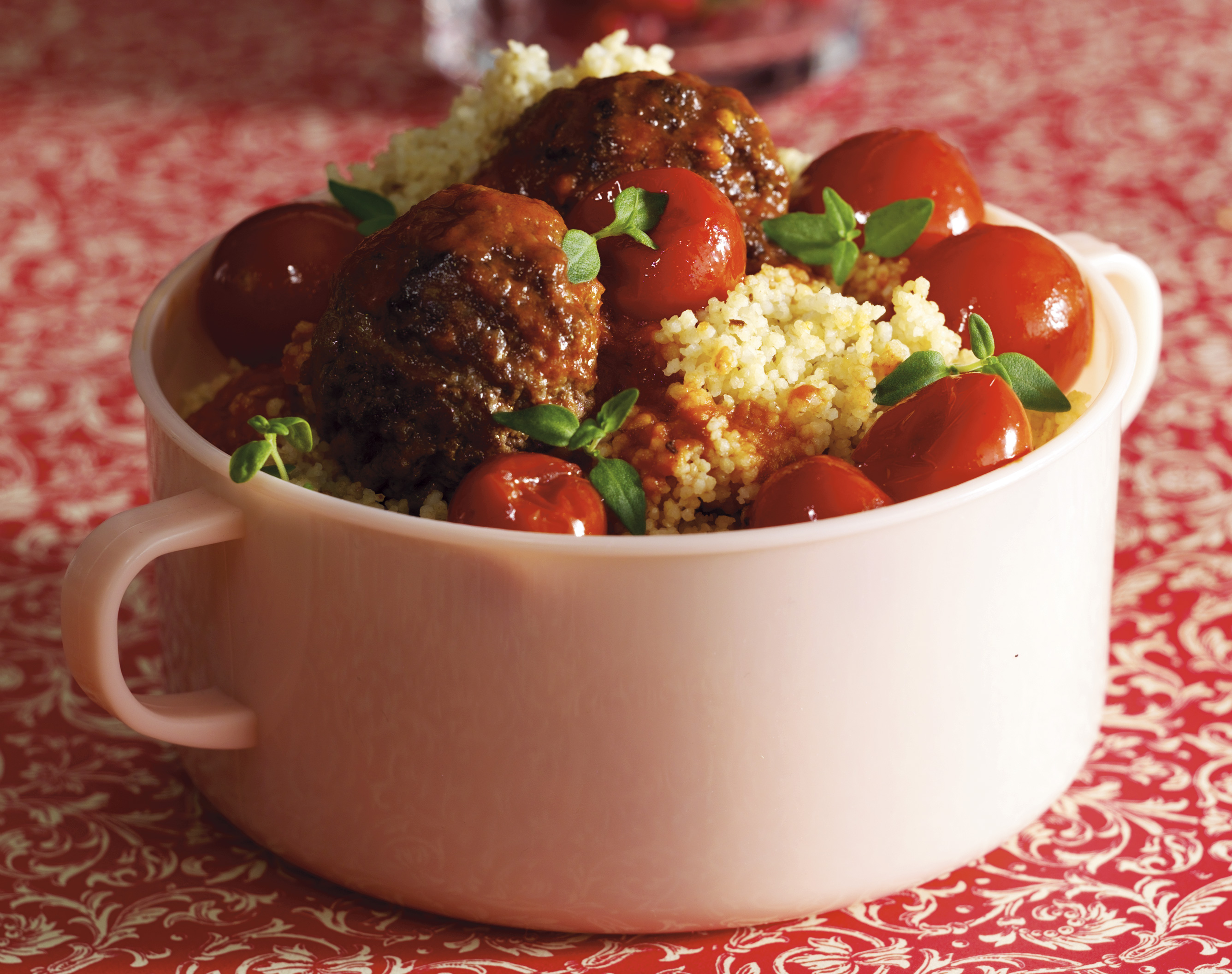 Krydrede kødboller i chilisauce med couscous