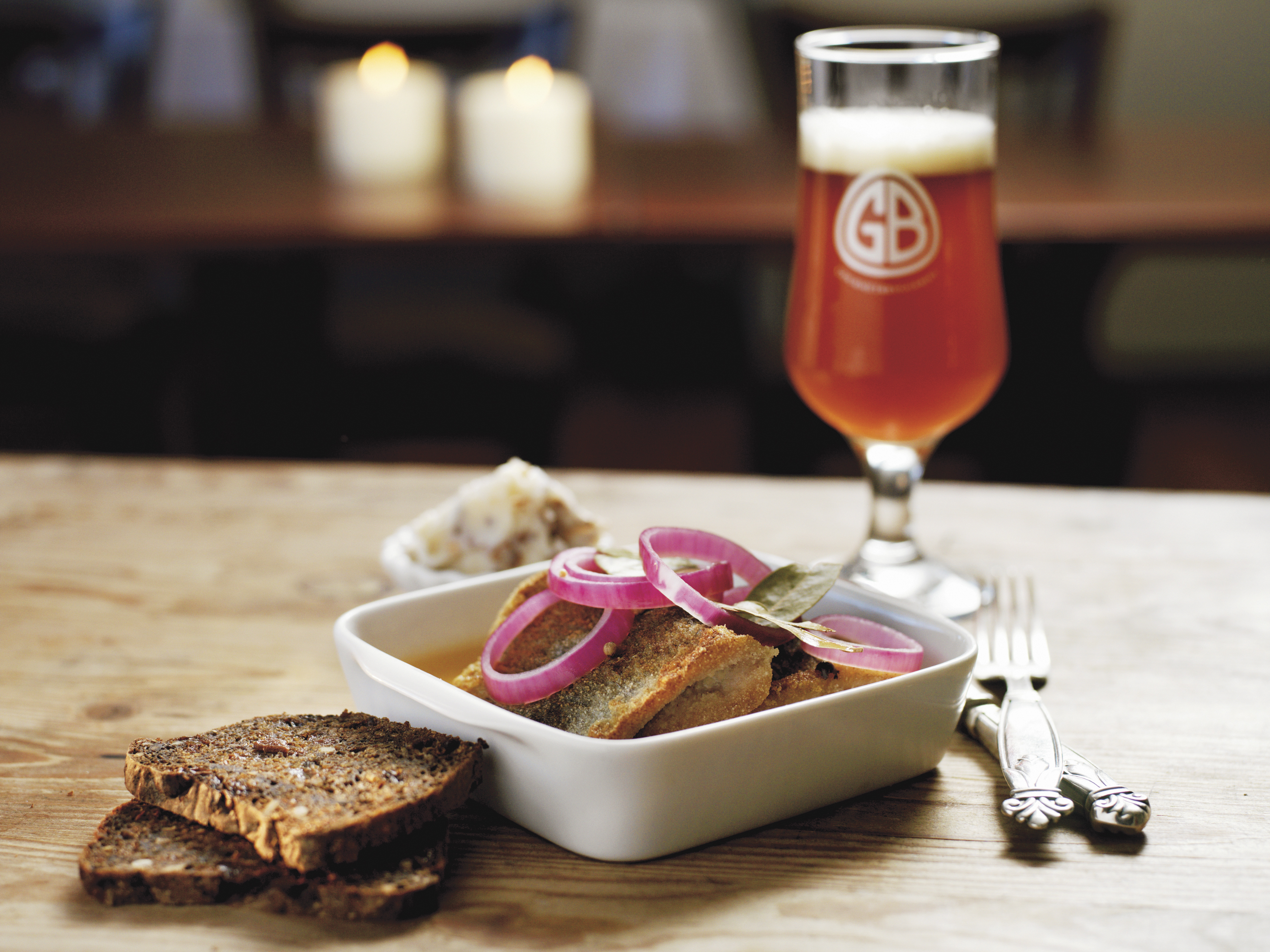 Stegte sild med mørkt lagerøl, laurbærblade og rødløg