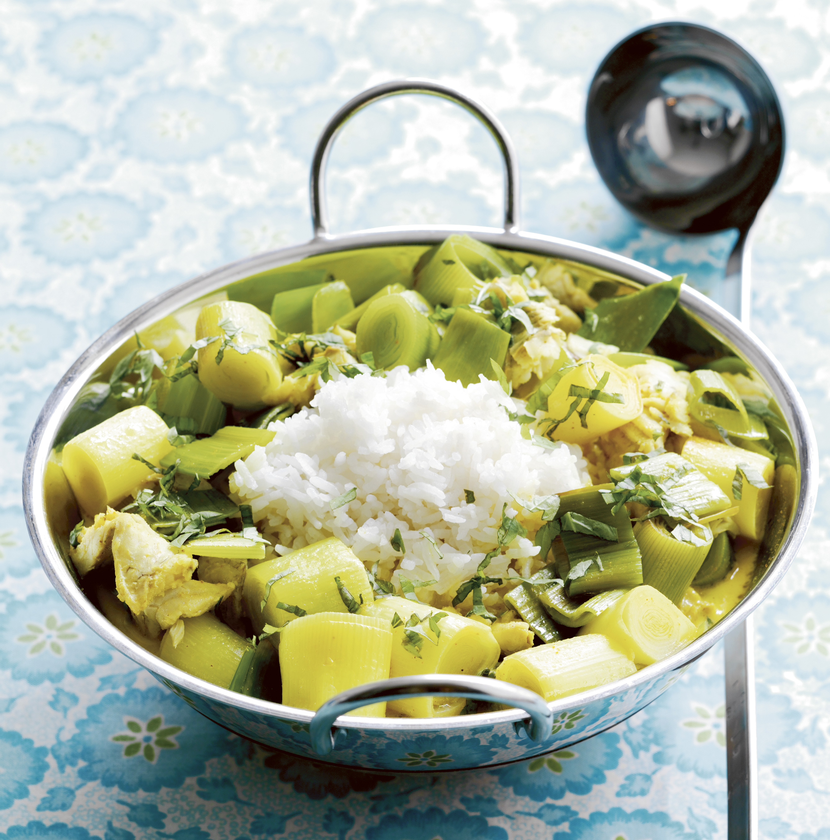 Karrygryde med fisk og porrer