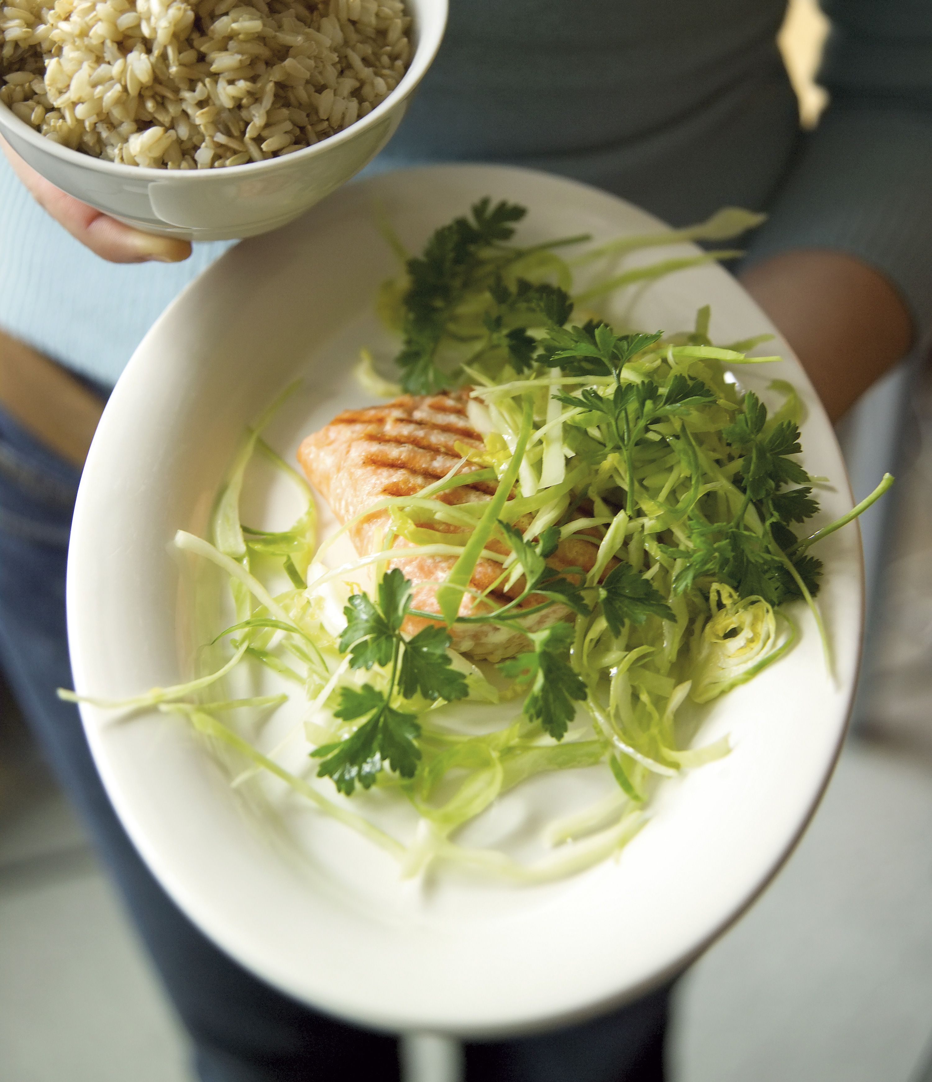 Grillstegt laks med rosenkål og hvidkålssalat