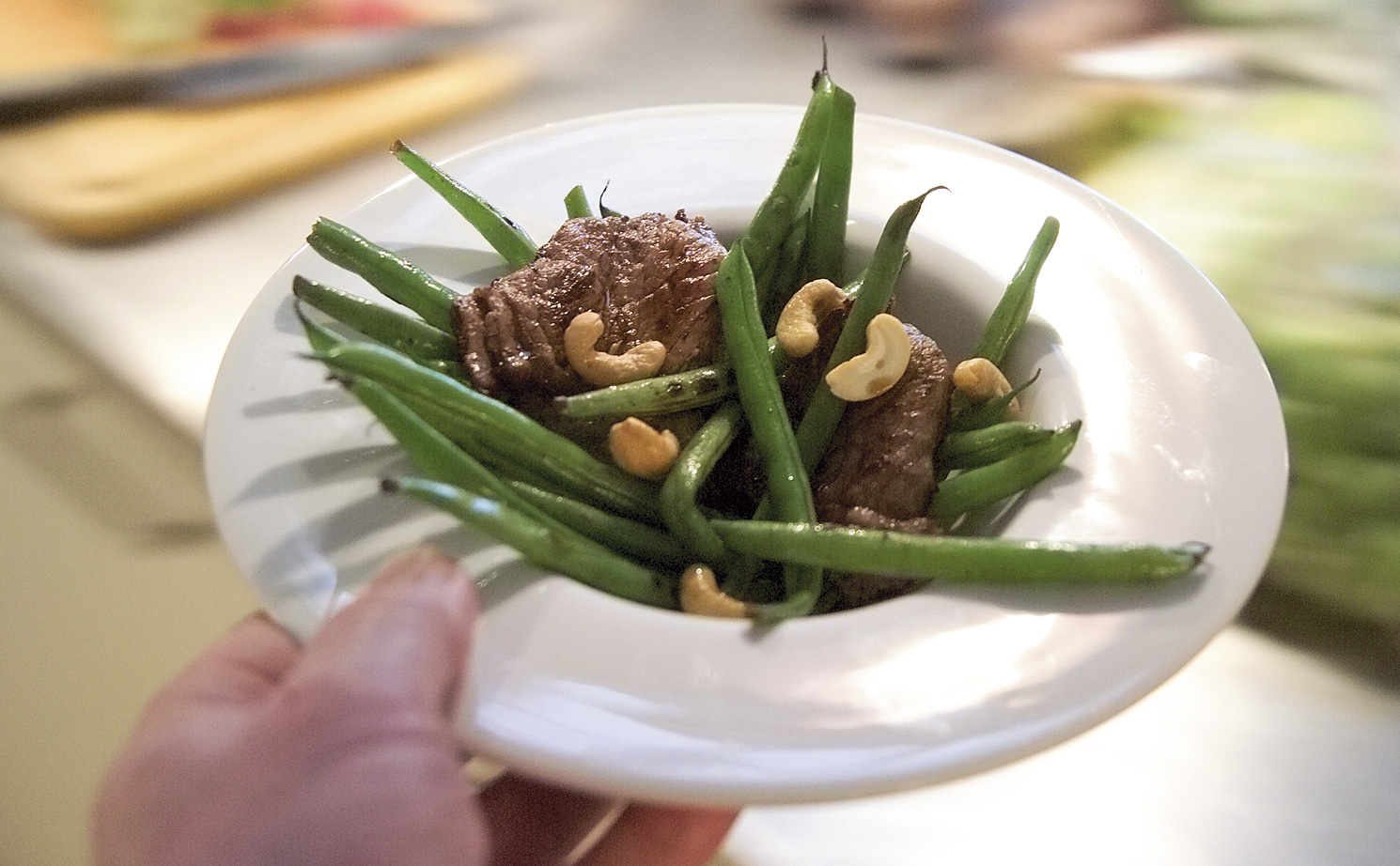 Lynstegt oksekød med bønner og cashewnødder