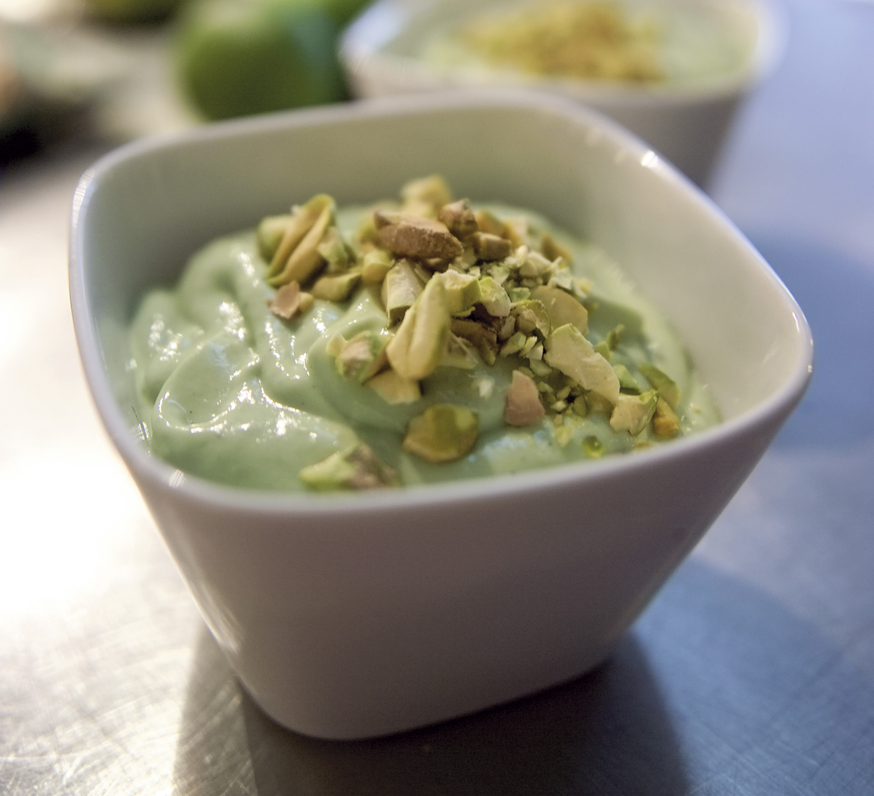 Avocadocreme med pistaciedrys