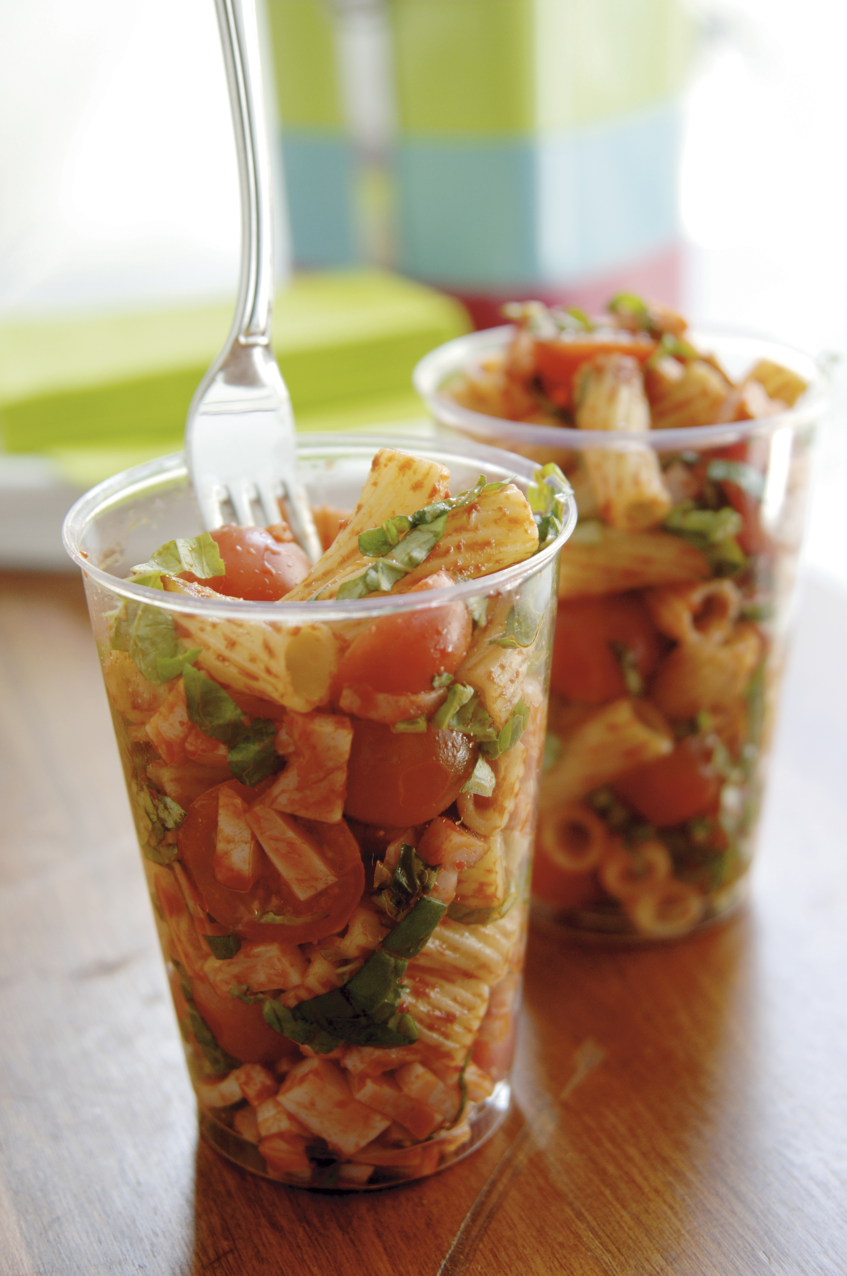 Pastasalat med tomatpesto og hamburgerryg