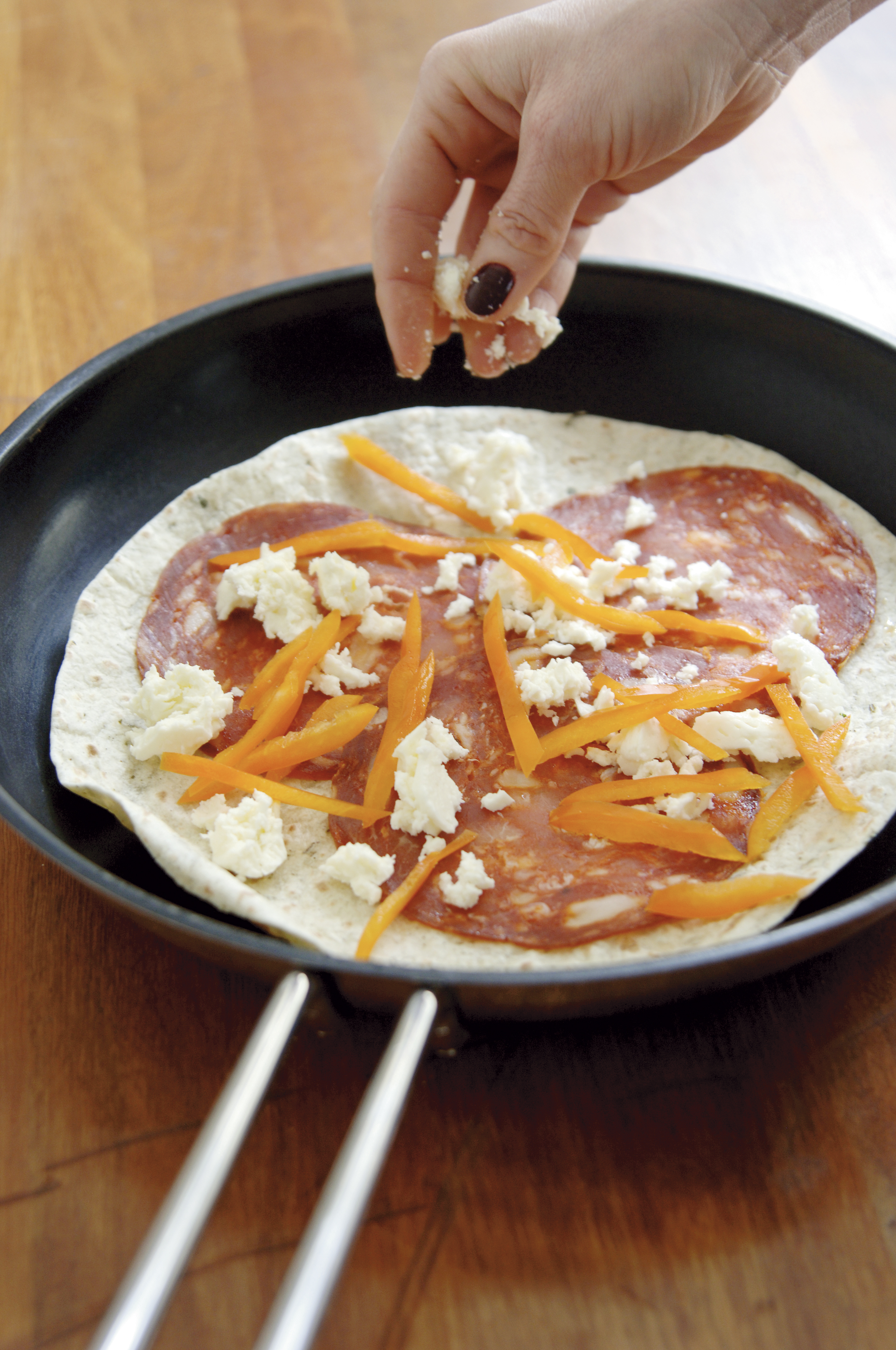 Wrap med lun fetaost og krydret pølse