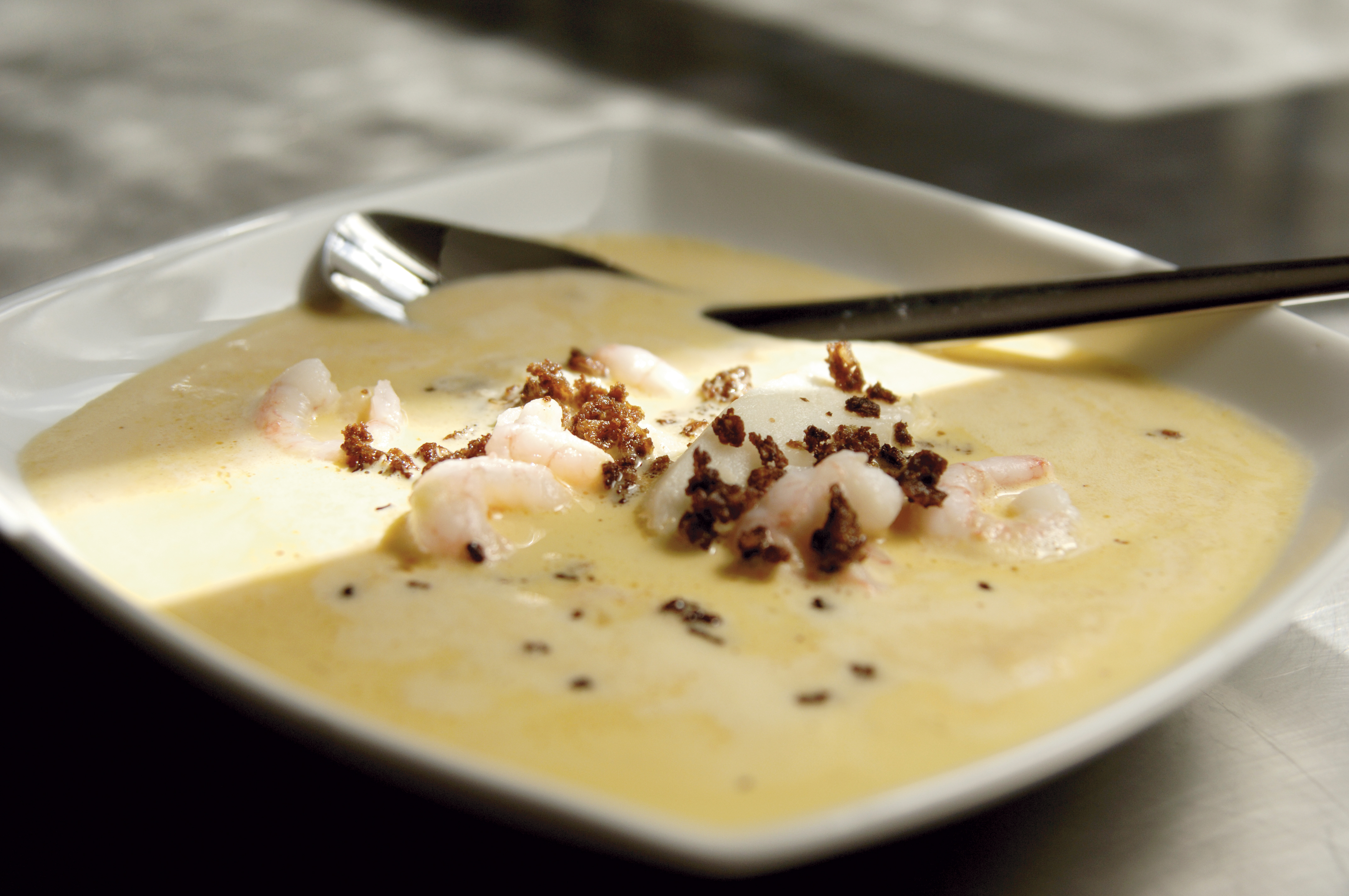 Rejesuppe med hellefisk