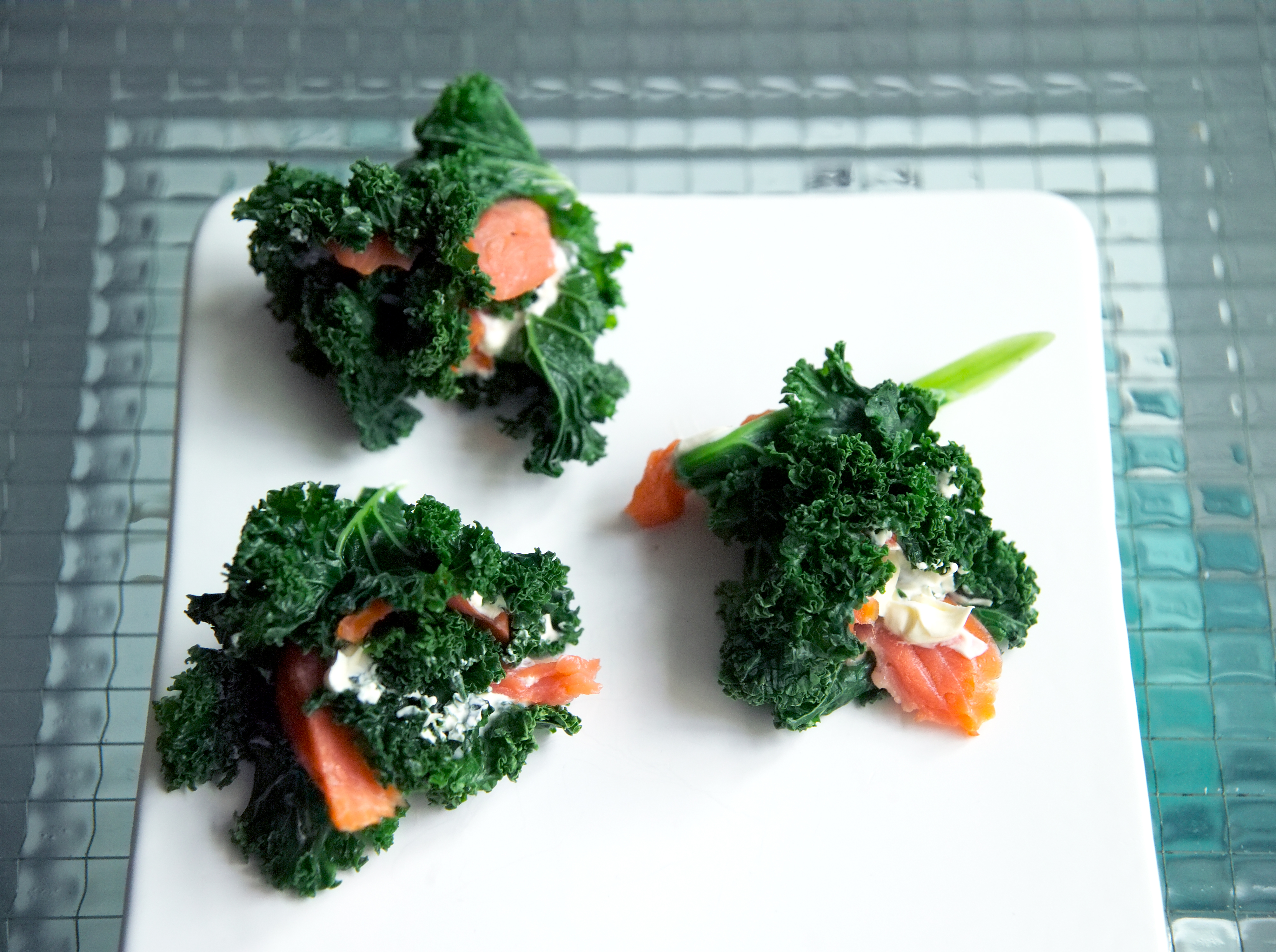 Grønkålsruller med røget ørred og ingefærcreme