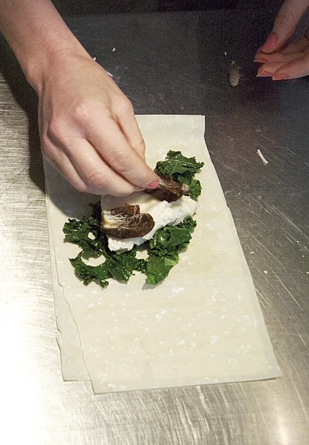 Smørstegt grønkål og gedeost i filoruller