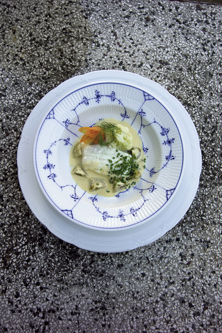 Mælkepocheret rødspættefilet med blomkål og sauce nage